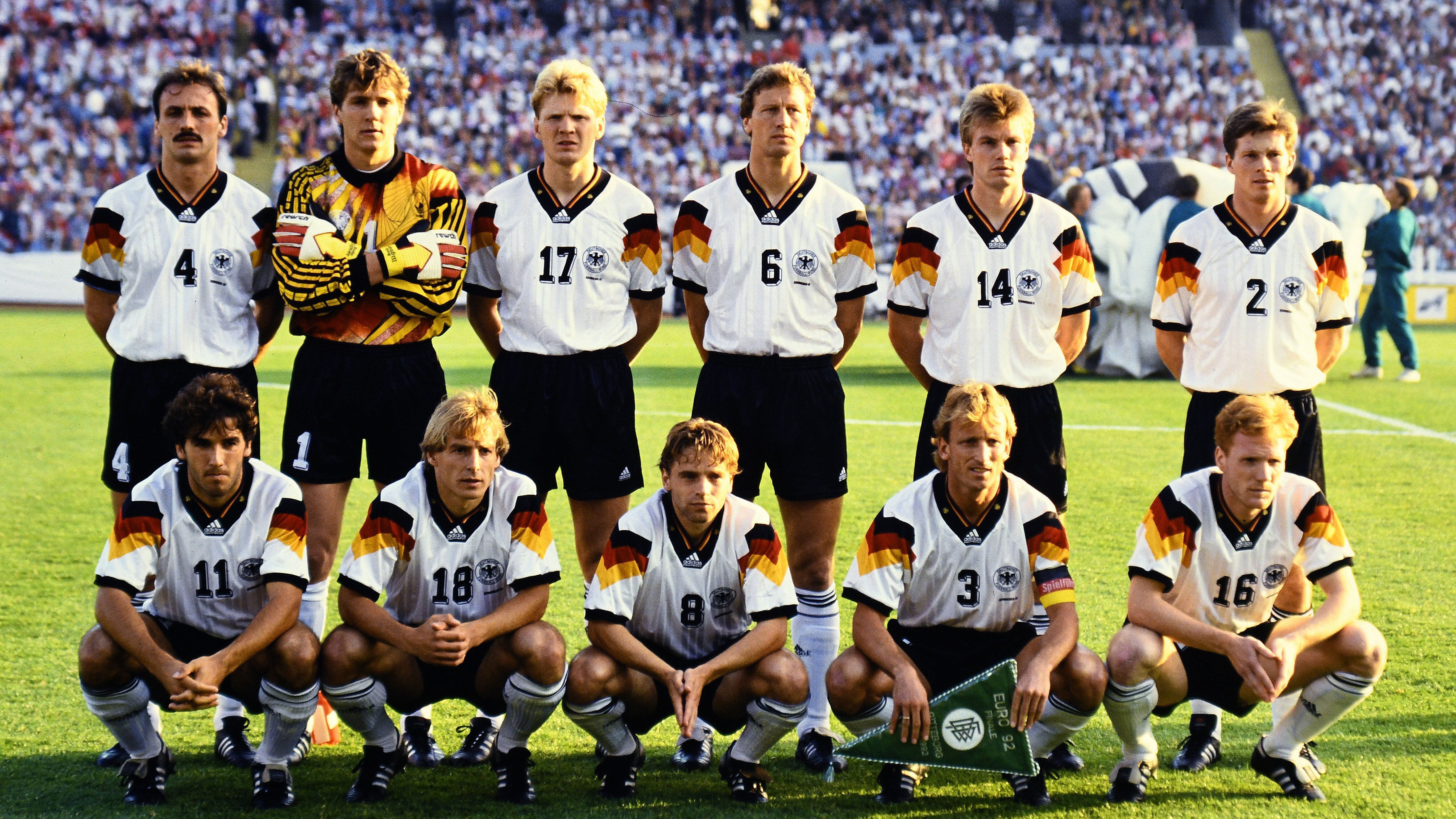
                <strong>Verlierer in weißen Trikots</strong><br>
                Auch weiße Trikots haben in den Endspielen der EM eine negative Bilanz. Mit ebenfalls sechs Niederlagen teilen sich die weißen Jerseys Platz eins mit den roten.Die Verlierer sind: Jugoslawien 1968 (0:2 gegen Italien), BRD 1976 (3:5 im Elfmeterschießen gegen die Tschechoslowakei), UdSSR 1988 (0:2 gegen die Niederlande), Deutschland 1992 (0:2 gegen Dänemark), Italien 2000 (1:2 gegen Frankreich durch Golden Goal), Deutschland 2008 (0:1 gegen Spanien)
              