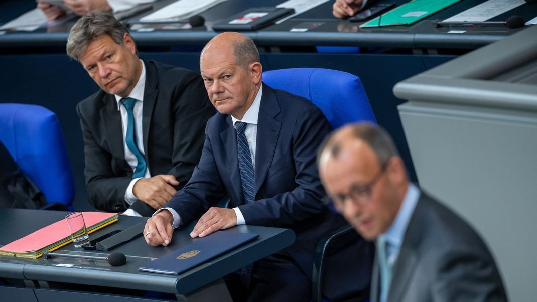 Misstrauische Blicke: Scholz und Merz sind längst im Wahlkampfmodus.