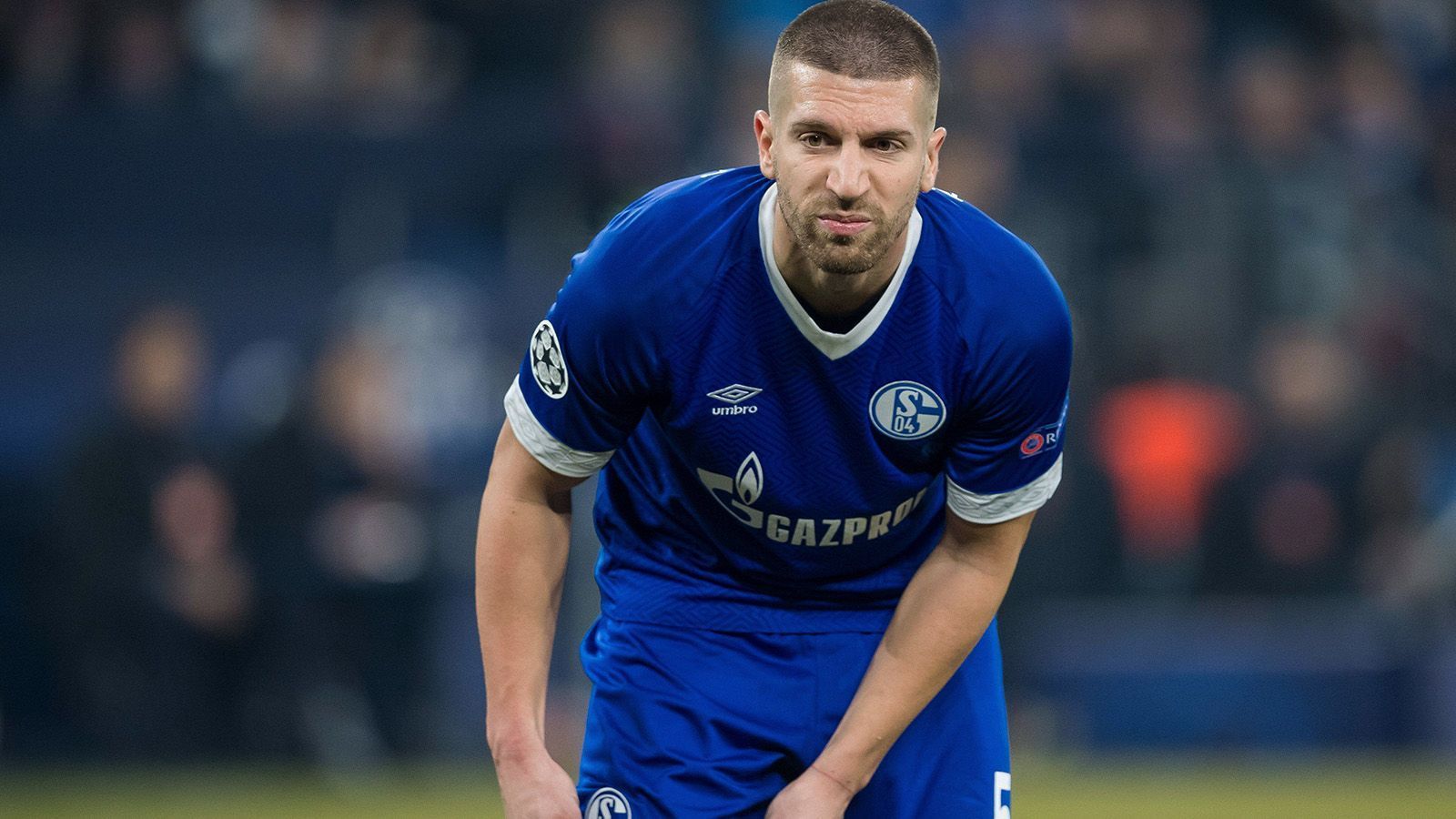 
                <strong>Matija Nastasic</strong><br>
                Nastasic gehört noch zu den besten und beständigsten Schalkern in dieser Saison. Genau wie Fährmann bezieht er allerdings ein hohes Gehalt. Sein Jahreseinkommen soll bei fünf Millionen Euro liegen. Bei den finanziell angeschlagenen Schalkern fallen durch das verpassen der internationalen Plätze weitere Einnahmen weg. Es würde also Sinn ergeben, Nastasic ziehen zu lassen.
              