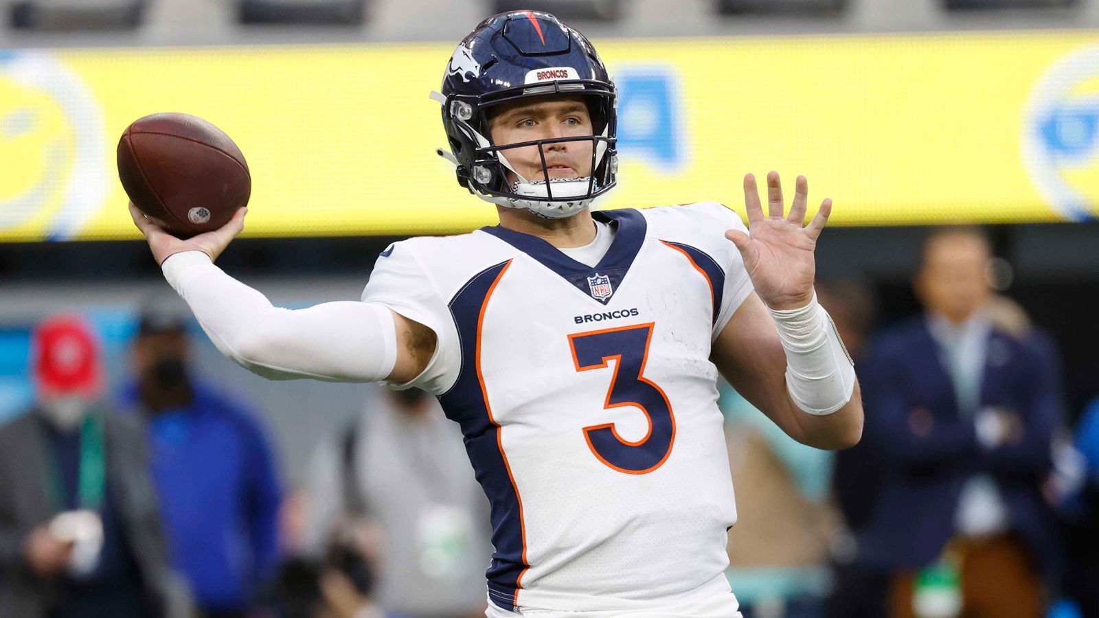 
                <strong>Aus den eigenen Reihen </strong><br>
                Im Gegenzug für Russell Wilson haben die Seahawks neben zwei Erstrundenpicks, zwei Zweitrundenpicks, Tight End Noah Fant und Defensive Lineman Shelby Harris auch ihn bekommen: Drew Lock. Stand jetzt ist er die Nummer eins in Seattle - doch geht die Franchise auch tatsächlich mit ihm als Starter in die Saison? Es ist zumindest ein großes Stück Vertrauen in ihn notwendig und auch der Risikofaktor wäre nicht gering. Denn viele sportliche Argumente hat Lock bisher nicht gesammelt.
              