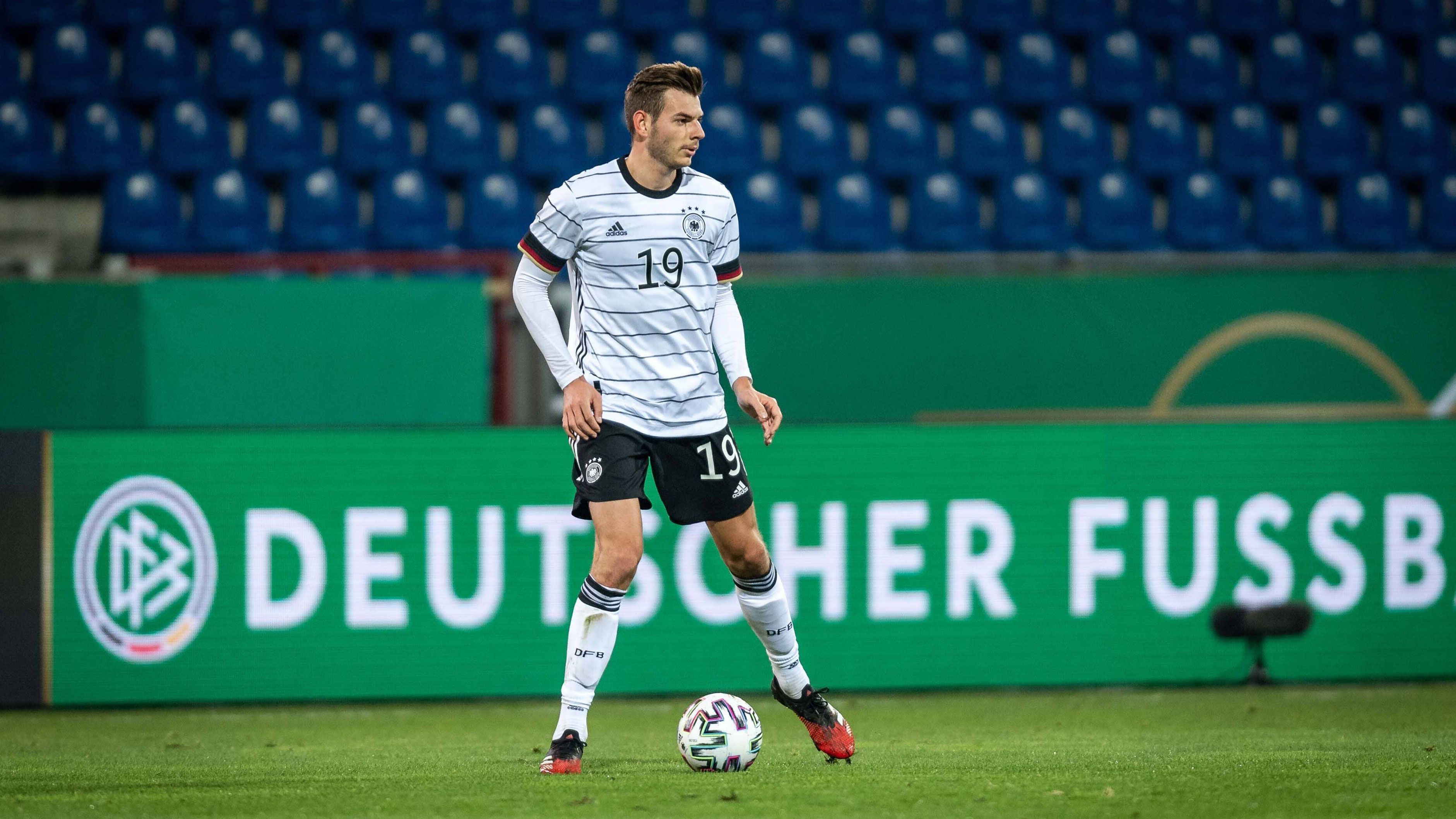 
                <strong>Maxim Leitsch (VFL Bochum)</strong><br>
                U21-Länderspiele: 3Der nächste Stammspieler in der zweiten Liga - und bald dann auch in der Bundesliga. Leitsch hat beim VfL Bochum in der aktuellen Saison nur ein Spiel aufgrund einer Gelb-Sperre verpasst und stand sonst grundsätzlich über 90 Minuten auf dem Feld. In den drei Gruppenspielen hat er zwar noch keine Einsatzzeit von Stefan Kuntz bekommen, wird aber auch mit der Verletzung von Ambrosius gute Chancen haben, Ende Mai wieder im Kader zu stehen. 
              