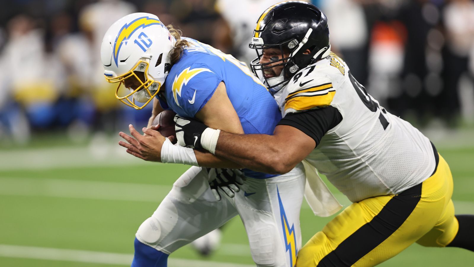 
                <strong>Verlierer: Cameron Heyward (Pittsburgh Steelers)</strong><br>
                Was ist denn da in Cameron Heyward gefahren? Der Defensive Lineman der Pittsburgh Steelers schlug nach einem Hit auf Chargers-Quarterback Justin Herbert ein. Ein Aussetzer, für den Heyward nun ligaweit zurecht kritisiert wird. Zu allem Überfluss verloren die Steelers auch noch bei den Los Angeles Chargers mit 37:41. Eine Sperre wird Heyward nicht befürchten müssen, aber eine Geldstrafe steht im Raum.
              