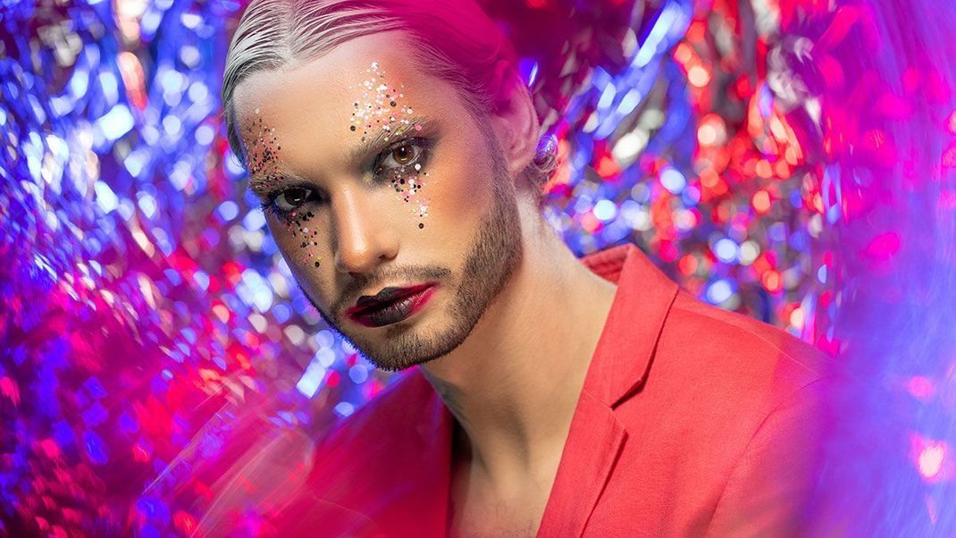 Glitter for all of us – in 2022 werden wir alle von Glitter-Trends begeistert sein! Im Beauty-Artikel verraten wir euch mehr.