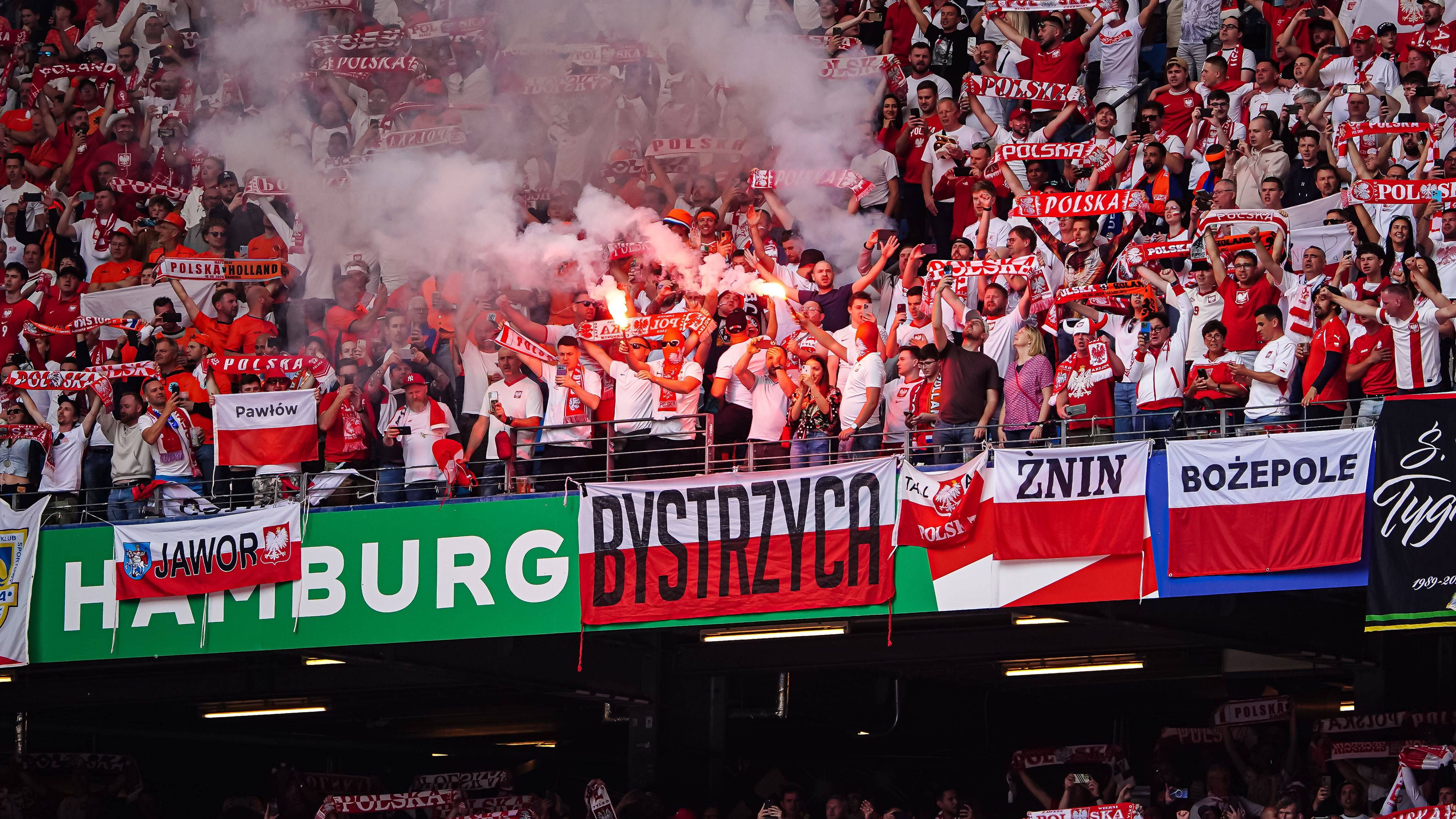 <strong>Pyro-Polen und andere heiße Angelegenheiten</strong><br>Bei den Polen wird's heiß. Ultras fackeln schon vor Anpfiff Pyrotechnik ab...