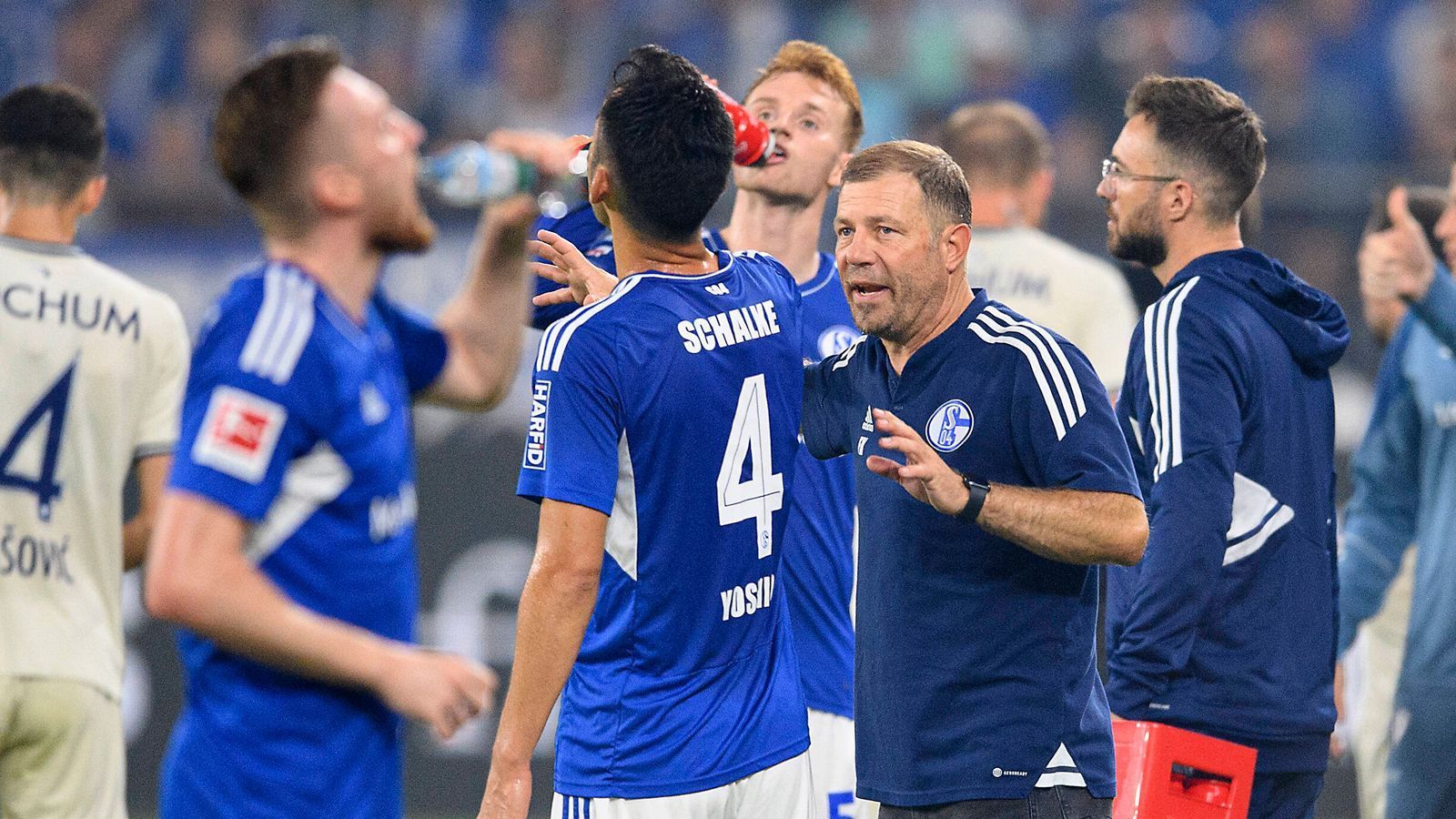 
                <strong>Derby-Unwissenheit</strong><br>
                Auf den ersten Blick sieht es wie ein Nachteil aus, das muss es aber nicht sein. Nur die beiden Ersatzkeeper Ralf Fährmann und Michael Langer haben auf Seite der "Knappen" Derby-Erfahrung vorzuweisen. Doch die Unwissenheit bringt eine Portion Unbedarftheit mit sich. Trainer Kramer geht davon aus, dass man das Spiel "nicht mit Routine" angehen werde. Seine Mannschaft sei "neugierig" und voller "positiver Emotionen". Das kann Kräfte freisetzen und den qualitativen Unterschied auf dem Platz wettmachen.
              