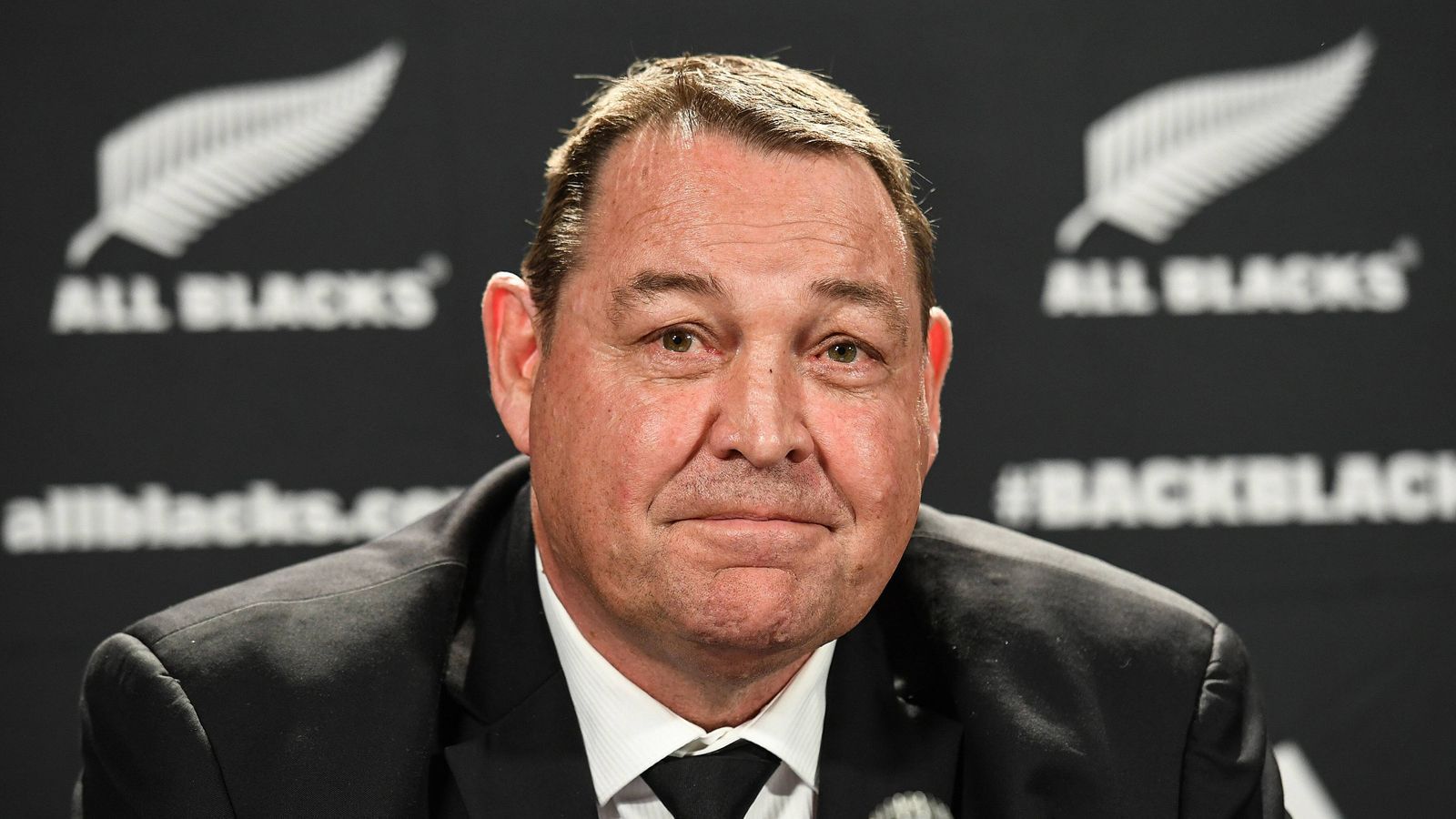 
                <strong>Neuseeland – Viele Leistungsträger sind abgetreten</strong><br>
                Das Team von Steve Hansen (Foto) hat gegenüber der vergangenen Weltmeisterschaft einige Top-Spieler verloren. Dan Carter, der als einer der besten Rugby-Spieler aller Zeiten gilt, hat nach der WM seine Länderspielkarriere beendet. Auch ein Richie McCaw, lange einer der besten Flügelstürmer überhaupt, ist nicht mehr dabei und kaum ersetzbar. Dadurch ging bei den "All Blacks" der Mythos der Unbesiegbarkeit ein wenig verloren. In der Weltrangliste stehen sie auf Platz 2. Den Rugby Championship 2019 schlossen sie mit einem Sieg, einem Unentschieden und einer Niederlage ab. Der Gewinner des Turniers war Südafrika. Die Mannschaft also, auf die Neuseeland direkt zum WM-Auftakt trifft (Samstag, 21. September, 11:10 Uhr auf ProSieben MAXX und ran.de). Ein echter Härtetest für beide Nationen!
              