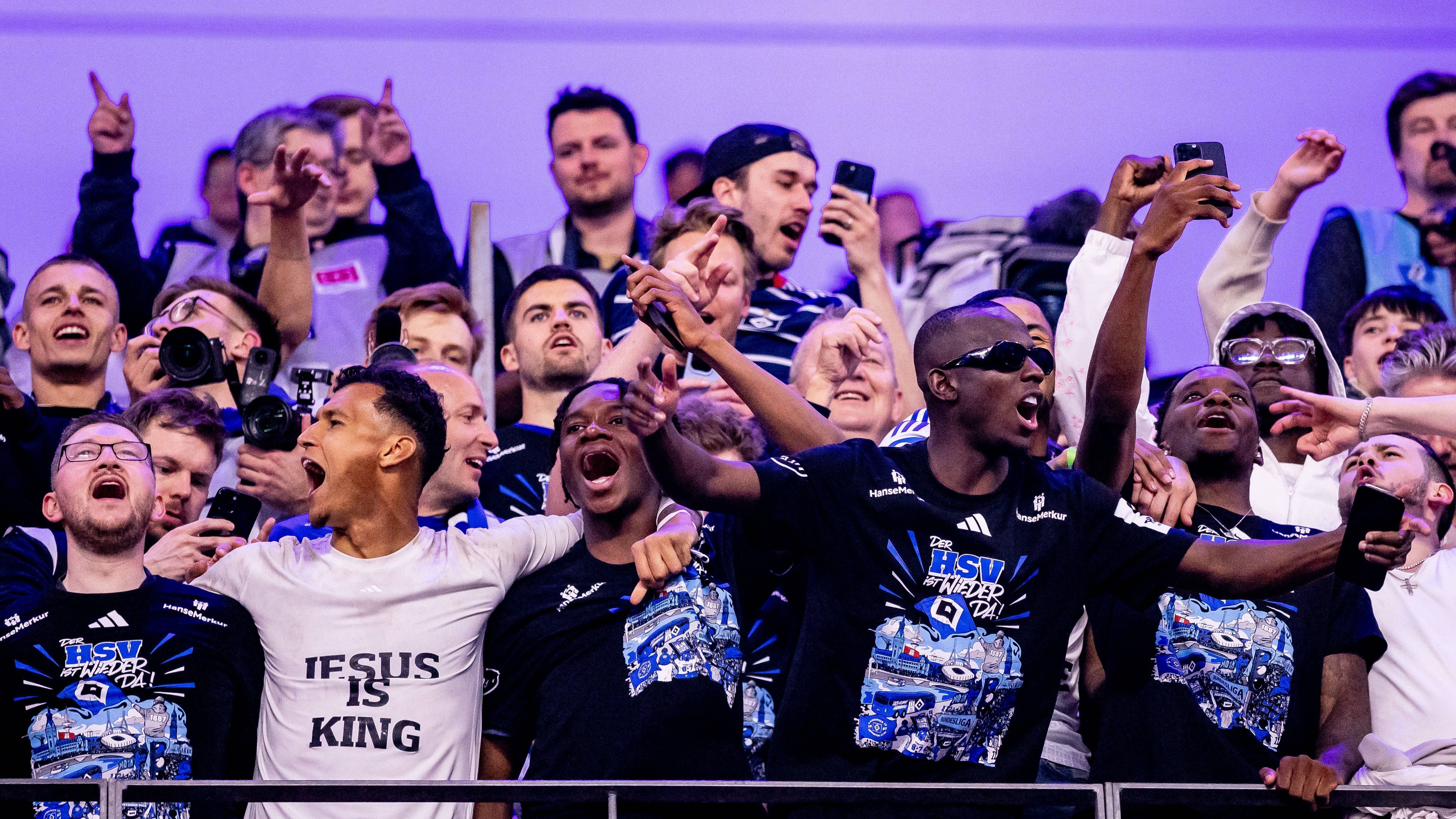 <strong>Aufsteiger: Hamburger SV (Deutschland)</strong><br>Beim HSV dauerte der Wiederaufstieg deutlich länger. Im siebten Jahr sollte es aber soweit sein. Unter Merlin Polzin schafften die Rothosen den Sprung zurück in das Oberhaus. Der HSV stellt die beste Tordifferenz (+34) und beste Offensive (78 Tore) der zweiten Liga und wurde mit 59 Zählern Zweiter.