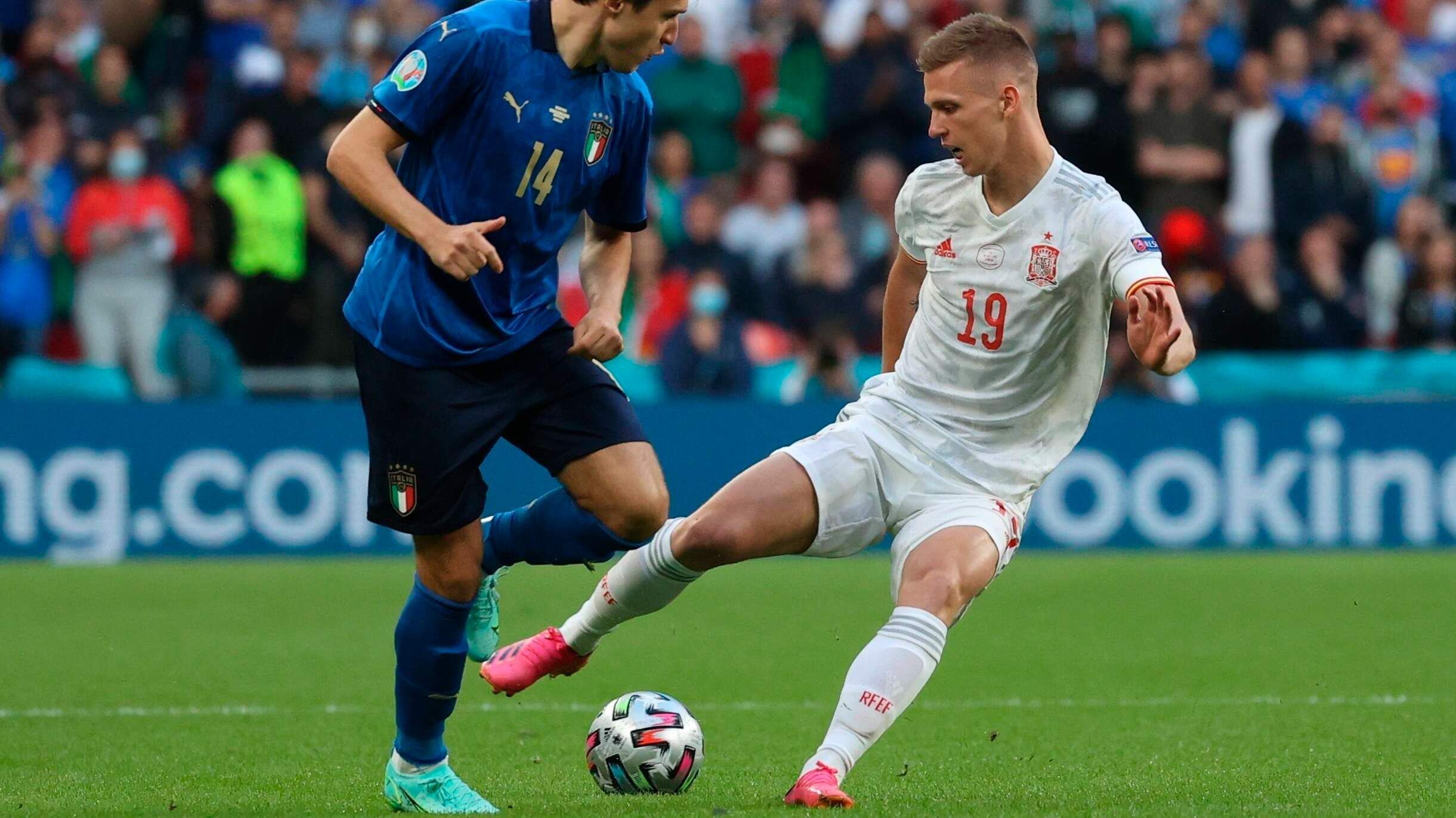 
                <strong>Dani Olmo</strong><br>
                Der Leipzig-Profi präsentiert sich als einer der beiden besten Spanier. Zeigt eine gute Ballbehandlung und feine Pässe, ist spielfreudig und versucht sogar den ein oder anderen Trick. Schießt mehrfach, wenn auch erfolglos, auf das Tor und ist permanent zwischen den Linien anspielbar. Ist auch in der Verlängerung ein belebendes Element, setzt im Elfmeterschießen seinen Versuch aber weit über das Tor. ran-Note: 2
              