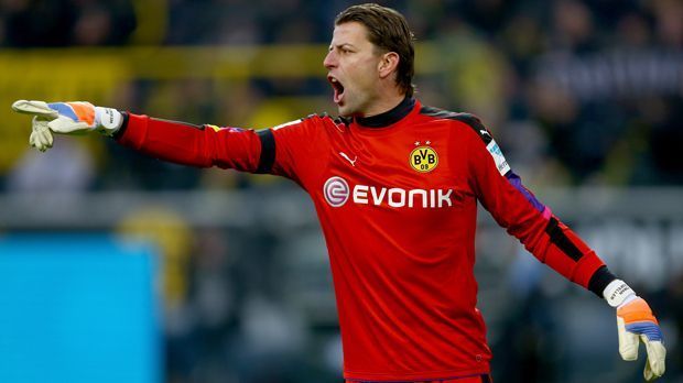 
                <strong>Roman Weidenfeller</strong><br>
                Roman Weidenfeller: Der 36-Jährige spielt seit 2002 durchgehend für den BVB. 2017 könnte diese Ära zu Ende gehen. Der Vertrag des Ersatzkeepers läuft aus, über eine Verlängerung wurde noch nicht gesprochen. "Wir hatten zuletzt ja doch andere, nicht fußballerische Themen, die viel Arbeit auf sich gezogen haben. Wir werden uns in absehbarer Zeit mit ihm zusammensetzen", erklärte BVB-Sportdirektor Michael Zorc im "Kicker" zwar. Doch zuletzt brachten polnische Medien den dortigen Nationaltorwart Wojciech Szczesny mit der Borussia in Verbindung. Der 26-Jährige ist aktuell vom FC Arsenal an den AS Rom ausgeliehen.
              