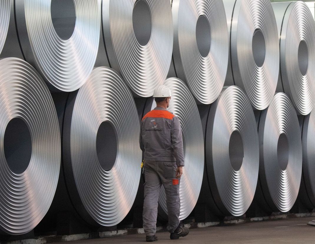 Die Niedersachsener Salzgitter AG stellt die Stahlproduktion um: Statt mit Koks wird Eisenerz mithilfe von Wasserstoff zu Eisen reduziert.