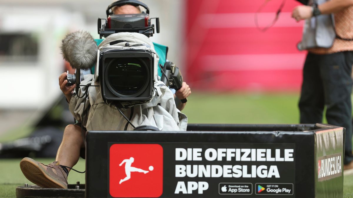 Eine TV-Kamera mit dem Logo der Bundesliga und dem Hinweis auf die Bundesliga App ist zu sehen waehrend des spiels der 2. Bundesliga zwischen Fortuna Dusseldorf und Hannover 96, Merkur Spiel-Arena ...