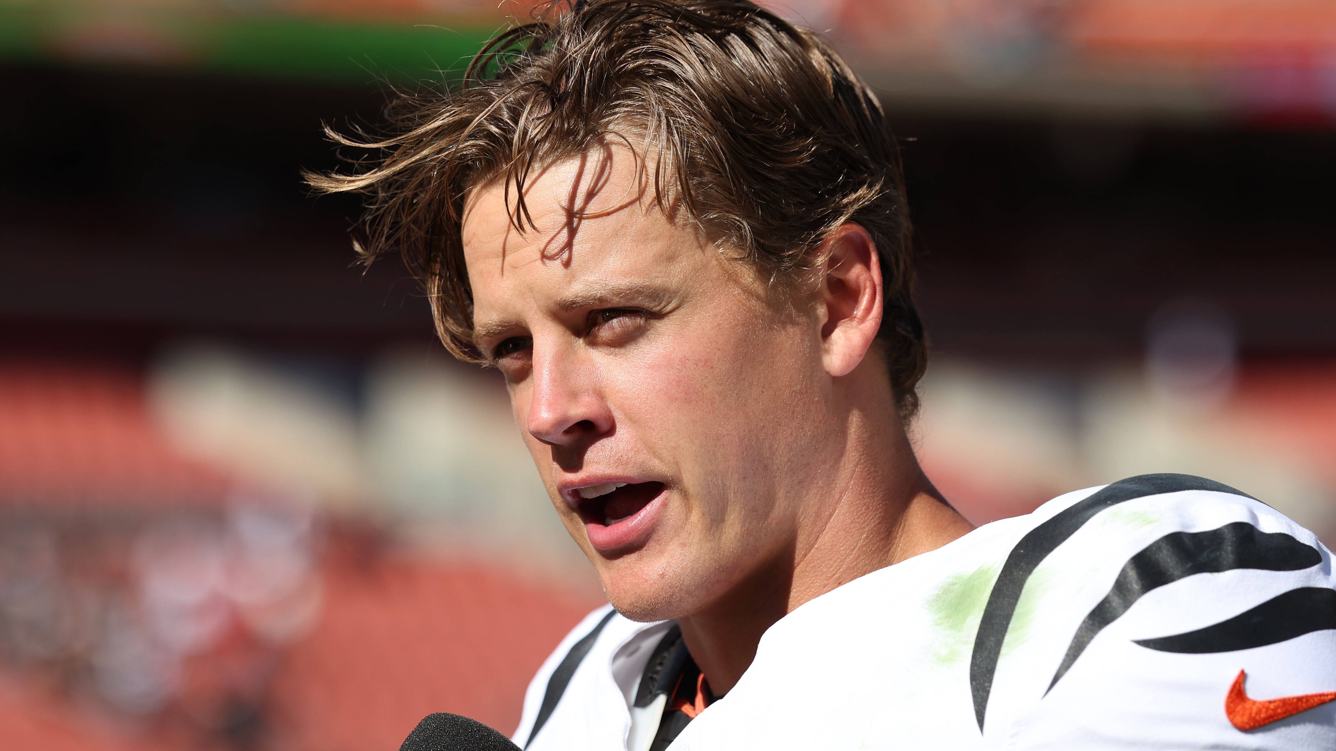 <em><strong>Burrow verletzt: Die QB-Optionen für die Bengals</strong><br>Der <em><a href="https://www.ran.de/sports/american-football/nfl">NFL</a>-Star </em>verletzte sich beim Sieg gegen die Jacksonville Jaguars am Zeh. Der Quarterback muss operiert werden. Die Ausfallzeit soll laut "ESPN" bei mindestens drei Monaten liegen, auch ein Saisonaus ist möglich.&nbsp;Vorab der Hinweis: Soweit hätte es nicht kommen müssen, wenn die <a href="https://www.ran.de/sports/american-football/nfl/news/nfl-joe-burrow-faellt-monatelang-aus-die-cincinnati-bengals-haben-sich-verzockt-ein-kommentar-589644">Bengals aus ihren Fehlern in der Vergangenheit</a> gelernt hätten. Wie gehen die Bengals mit dieser Situation jetzt um? Wir nennen die Optionen.</em>
