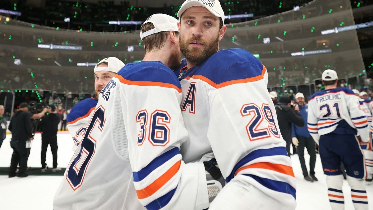 Leon Draisaitl feiert mit seinen Teamkollegen