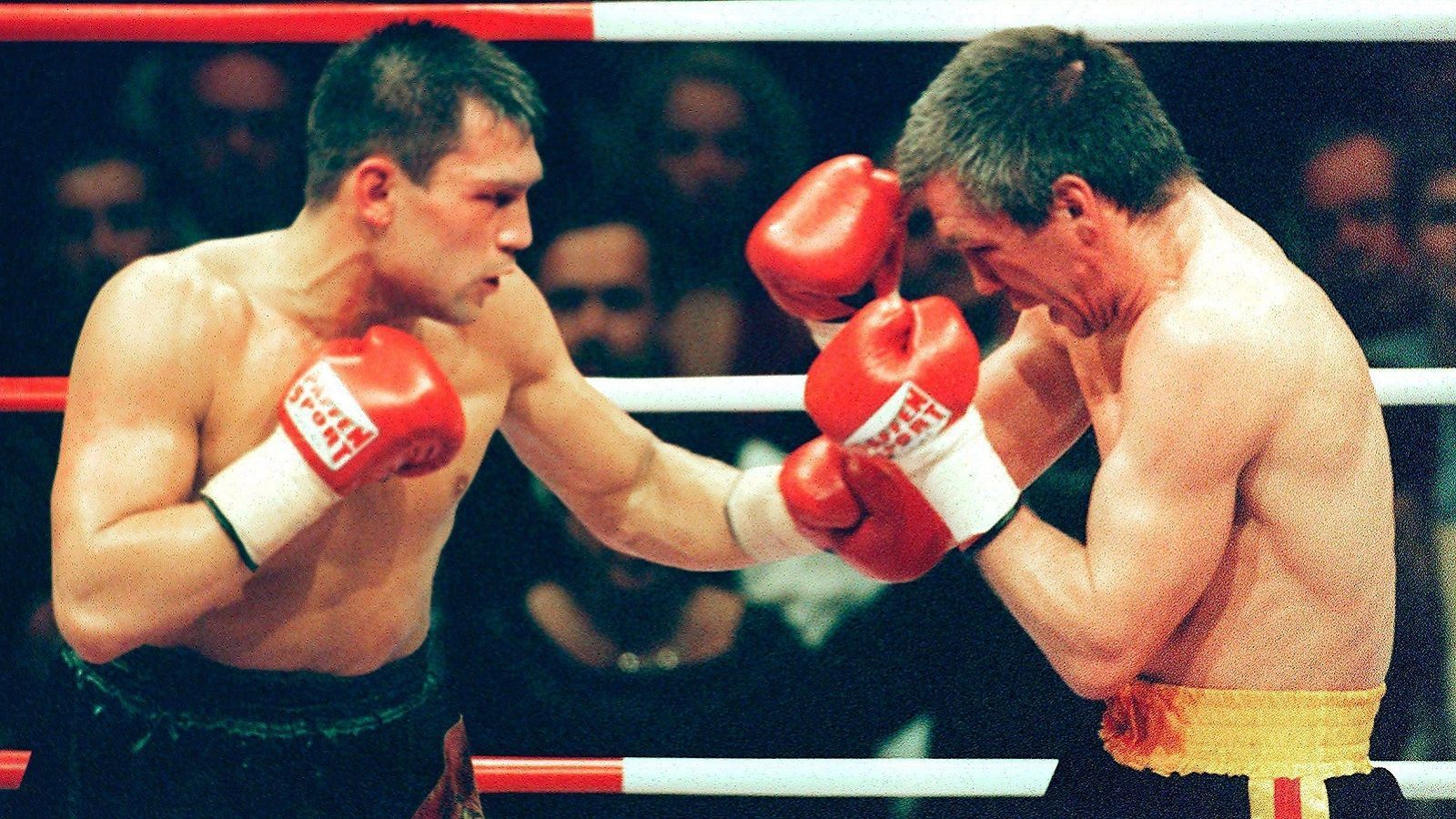 
                <strong>Rocchigiani vs. Dariusz Michalczewski II, 15. April 2000, Hannover</strong><br>
                Zwei Jahre nach seinem Titelgewinn kehrt Rocchigiani in den Ring zurück und fordert Michalczewski erneut um den WM-Titel der WBO heraus. Wie schon gegen Maske macht der Titelverteidiger eine bessere Figur als der Herausforderer - und Michalczewski gewinnt in der zehnten Runde durch T.K.o.
              