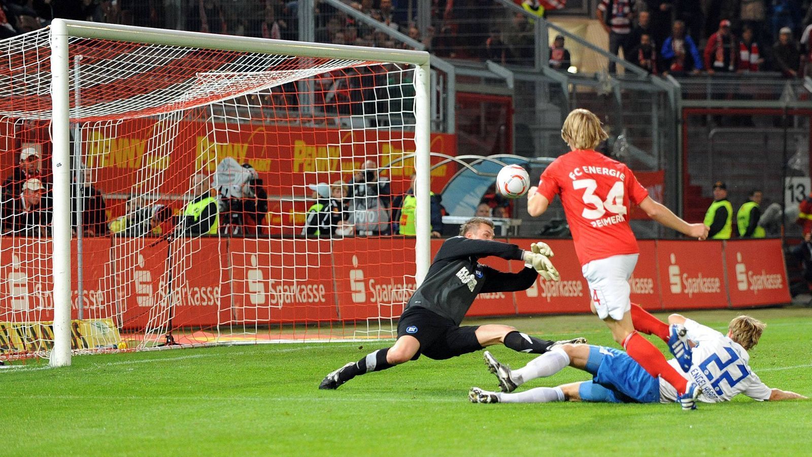 
                <strong>Platz 5 (geteilt): Energie Cottbus - Karlsruher SC 5:5 (13.09.2010)</strong><br>
                Ein komplett verrücktes Auf und Ab der Gefühle erlebte Energie Cottbus im Zweitliga-Heimspiel gegen Karlsruhe im September 2010. Zunächst lief es für die Lausitzer blendend, nach einer Viertelstunde führte Cottbus durch Treffer von Nils Petersen und Marc-Andre Kruska vor knapp 10.000 Zuschauern bereits mit 2:0. Danach ging Cottbus aber quasi die Energie aus, bis zur Pause liefen die Gastgeber bereits einem 2:4-Rückstand hinterher und nach dem Seitenwechsel markierte Timo Staffeldt in der 55. Minute sogar das 5:2 für Karlsruhe. Was dann folgte, ging als eine der spektakulärsten Aufholjagden in die Zweitliga-Geschichte ein. Zwischen der 66. und 73. Minute erzielte Cottbus drei Treffer und kam so noch zu einem 5:5. Den umjubelten Ausgleich besorgte Joker Jules Reimerink.
              