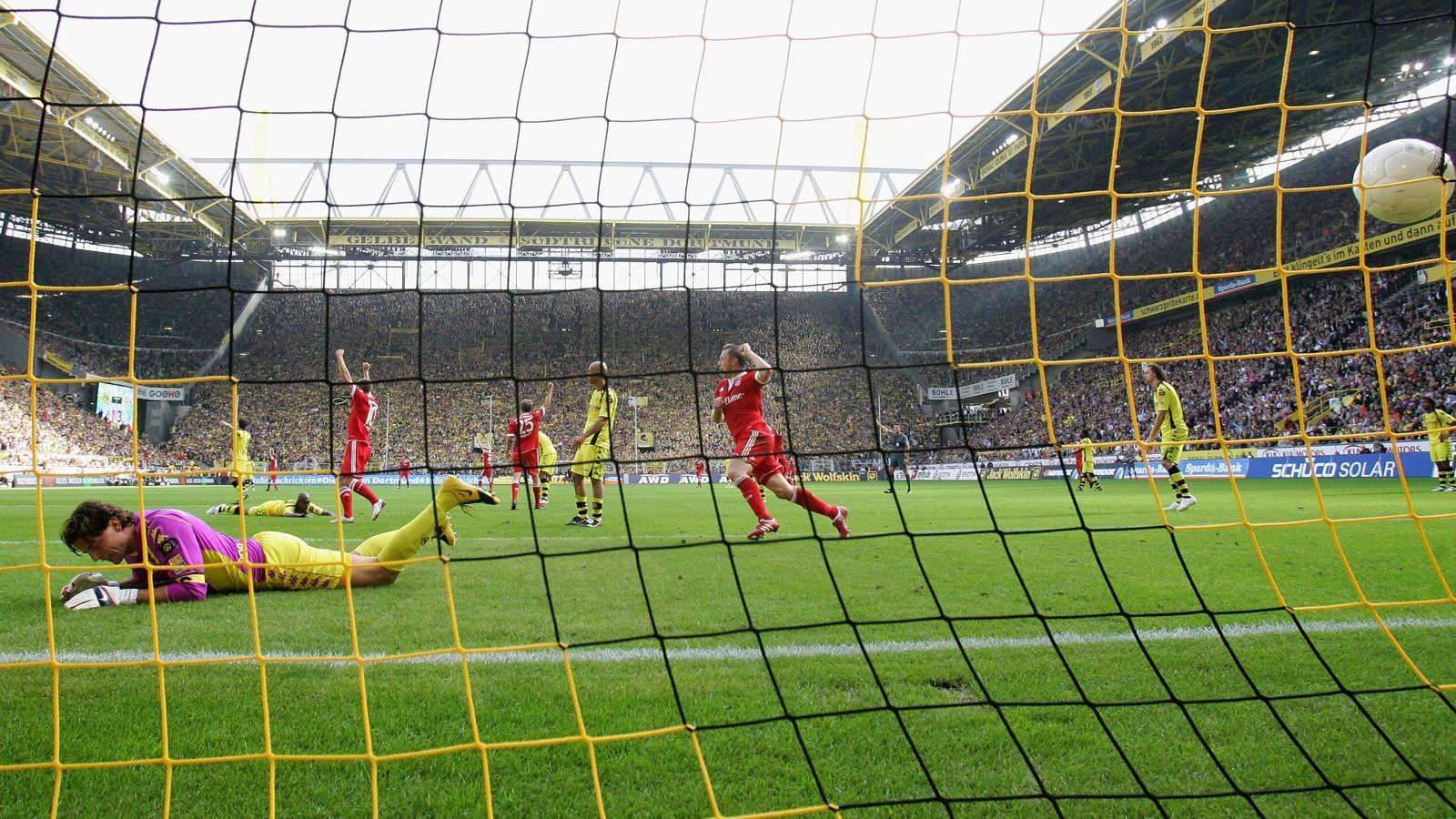 
                <strong>Borussia Dortmund - FC Bayern München 1:5 (12. September 2009)</strong><br>
                Heute ist Dortmund gegen Bayern ein Bundesliga-Duell auf Augenhöhe, doch 2009 war das noch nicht wieder der Fall. Damals war die Borussia unter Jürgen Klopp gerade erst wieder im Begriff, den Anschluss an die Bundesliga-Spitzenteams herzustellen und musste noch so manchen Rückschlag hinnehmen. Einer dieser Rückschläge war die 1:5-Heimniederlage am fünften Spieltag der Saison 2009/10 gegen den FCB. Dabei brachte Mats Hummels den BVB noch früh in Führung, ehe die Bayern ins Rollen kamen. Noch vor der Pause glich Mario Gomez für den FCB aus, direkt nach Wiederbeginn traf Bastian Schweinsteiger für die Münchner und drehte so das Spiel. In den letzten 25 Minuten verursachte ein weiteres Bayern-Tor durch Franck Ribery sowie ein Doppelpack von Thomas Müller ein Dortmunder Heim-Debakel. Aber: Nur gut anderthalb Jahre war der BVB wieder mal obenauf, holte 2011 und 2012 den Meistertitel. 
              