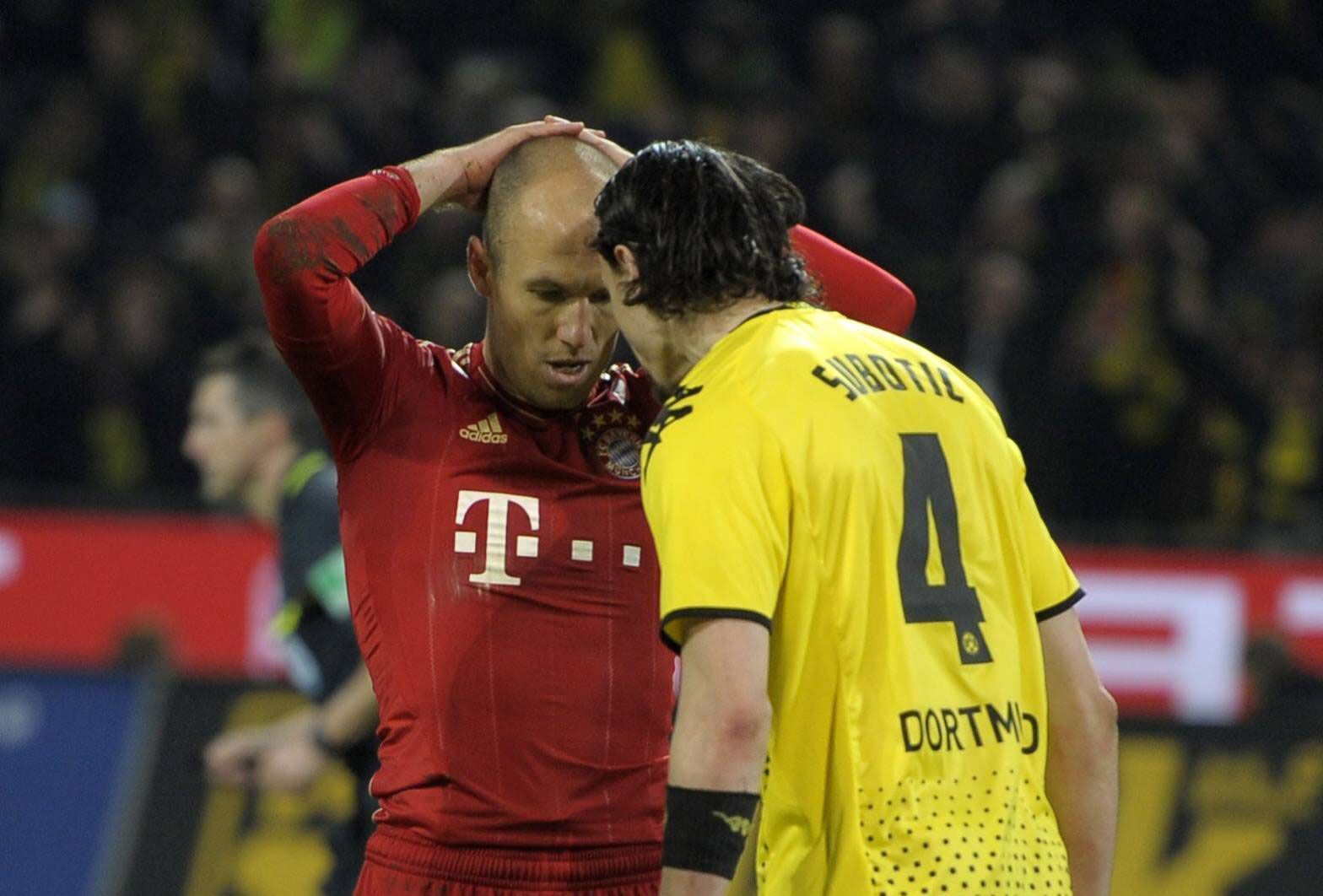 
                <strong>Bundesliga 11/12</strong><br>
                Nachdem Arjen Robben im entscheidenden Saisonspiel gegen Borussia Dortmund einen Elfmeter vergibt, rennt Neven Subotic zu ihm hin und schreit ihm provozierend ins Gesicht.
              