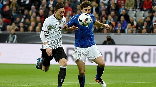 
                <strong>Mesut Özil</strong><br>
                Mesut Özil: Ein starkes Spiel des Deutsch-Türken. Das lag vor allem daran, dass Italien ihn so spielen lies, wie es ein Mesut Özil gerne hat: Zeit bei der Ballannahme und viel Platz zum Kombinieren. ran-Note: 2+
              