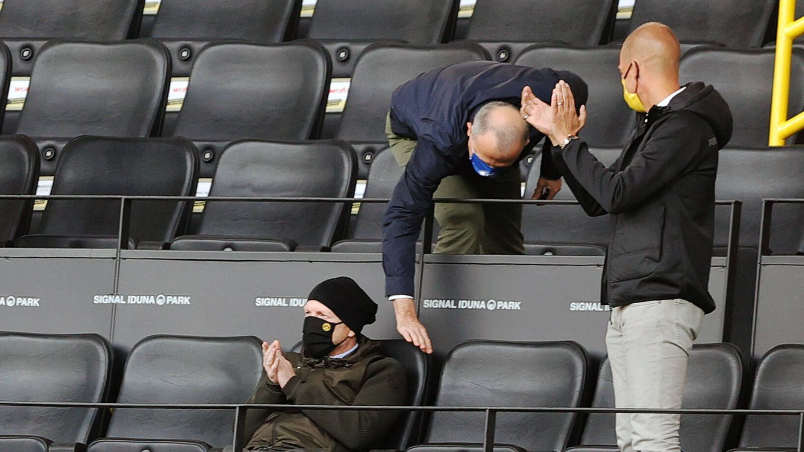 
                <strong>Die kuriosen Bilder des Bundesliga-Restarts</strong><br>
                Nach der Partie gibt es Glückwünsche mit Sicherheitsabstand und Maske. 
              