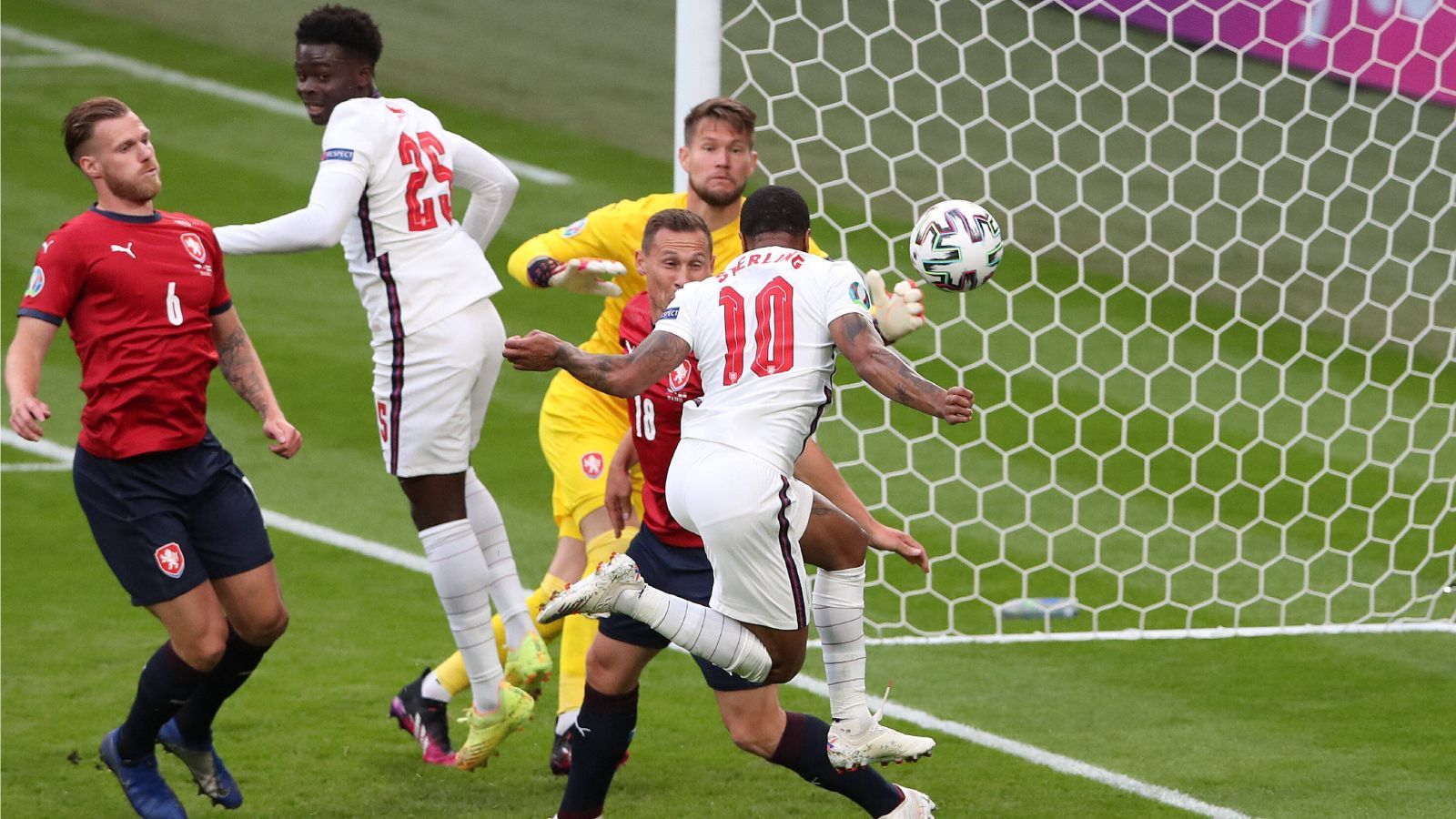 
                <strong>Sterling zum 1:0</strong><br>
                Zum Sportlichen: Den ersten Treffer des Abends erzielte Raheem Sterling. Der neu in die Mannschaft gekommene Jack Grealish setzte sich prima auf der linken Seite durch, seine abgefälschte Flanke landete bei Sterling, der aus kurzer Distanz leichtes Spiel hatte.
              