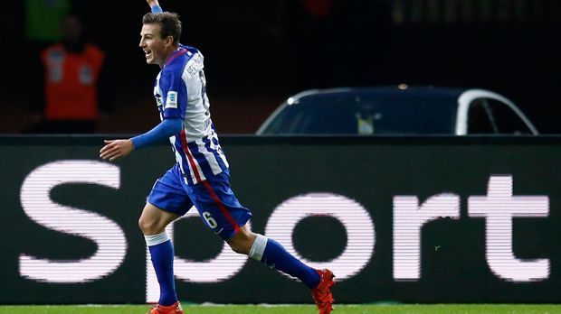 
                <strong>Vladimir Darida (Hertha BSC)</strong><br>
                Zentrales Mittelfeld: Vladimir Darida (Hertha BSC). Vladimir Darida hat großen Anteil am derzeitigen Hoch von Hertha BSC. Der Tscheche ist der Motor im Berliner Spiel und überzeugt durch starkes Pass- und fassettenreiches Umschaltspiel. Er lenkt das komplette Spiel der Berliner und trifft zudem in den letzten Spielen der Hinrunde. Das ist der beste Darida, den die Bundesliga bisher gesehen hat. 
              