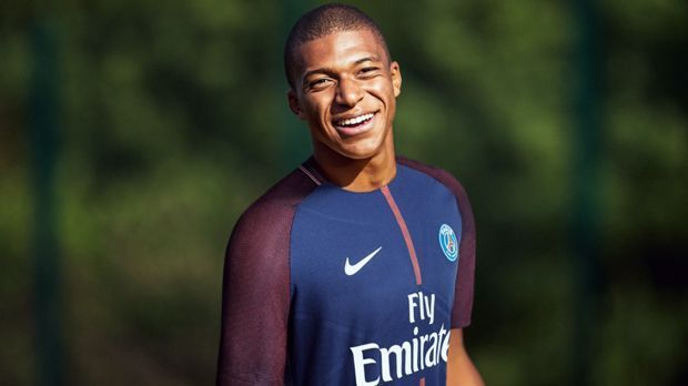 
                <strong>Kylian Mbappe (von Monaco zu Paris St. Germain)</strong><br>
                Der lange vorhergesehene Wechsel von Kylian Mbappe hat bis wenige Stunden vor Ende der Transferperiode auf sich warten lassen. Doch noch rechtzeitig gab Paris St. Germain die Verpflichtung des 18-Jährigen vom AS Monaco bekannt. Mbappe wird für ein Jahr ausgeliehen, die Kaufoption soll 145 Millionen Euro betragen (plus 35 Millionen Euro an Boni). Zusammen mit 222-Millionen-Mann Neymar soll Mbappe dafür sorgen, dass PSG nicht nur den an Monaco verloren gegangenen Meistertitel wieder holt, sondern auch in der Champions League angreift.
              