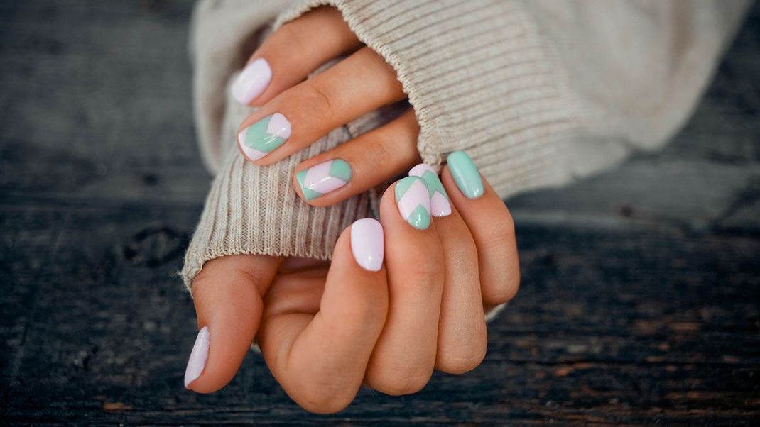 Jetzt ist eure Kreativität gefragt: Der angesagte Nageltrend kennt keine Grenzen in Nagelformen oder auch den Styles, die ihr damit kreiert.