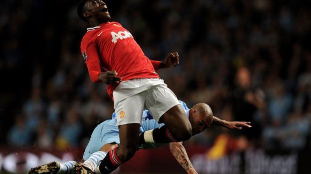 
                <strong>Foul an Welbeck (April 2012)</strong><br>
                Kurz vor der EM 2012 spitzt sich der Meisterschaftskampf in der Premier League deutlich zu. Das Derby in Manchester elektrisiert Zuschauer auf der ganzen Welt. In der Schlussphase der Partie grätscht City-Profi de Jong in den Laufweg von Uniteds Danny Welbeck, der sich dabei eine Oberschenkelverletzung zuzieht und deshalb zeitweilig um die Europameisterschaft bangen muss. Am Seitenrand rastet Sir Alex Ferguson, Coach der "Red Devils", aufgrund des Fouls aus.
              