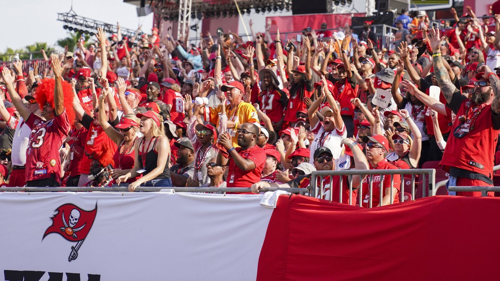 <strong>So viel kosten die NFL-Tickets pro Heimsieg</strong><br>Selbst die günstigsten NFL-Tickets sind für viele Fans ein Luxusgut. Umso bitterer ist es dann, wenn das eigene Team nicht abliefert. Andere Franchises machen es ihren Fans leichter. Jay Robins hat vorgerechnet, wie viel in der Saison 2023 bei den 32 Teams ein Ticket pro Heimsieg gekostet hat. Ein geringer Wert spricht folgerichtig für ein gutes Preis-Leistungs-Verhältnis.<br>Auch interessant: <a data-li-document-ref="494340" href="https://www.ran.de/sports/american-football/nfl/news/super-bowl2025-heute-ticketpreise-in-new-orleans-fallen-vor-kickoff-deutlich-494340">Super Bowl 2025: Ticketpreise im freien Fall!</a>