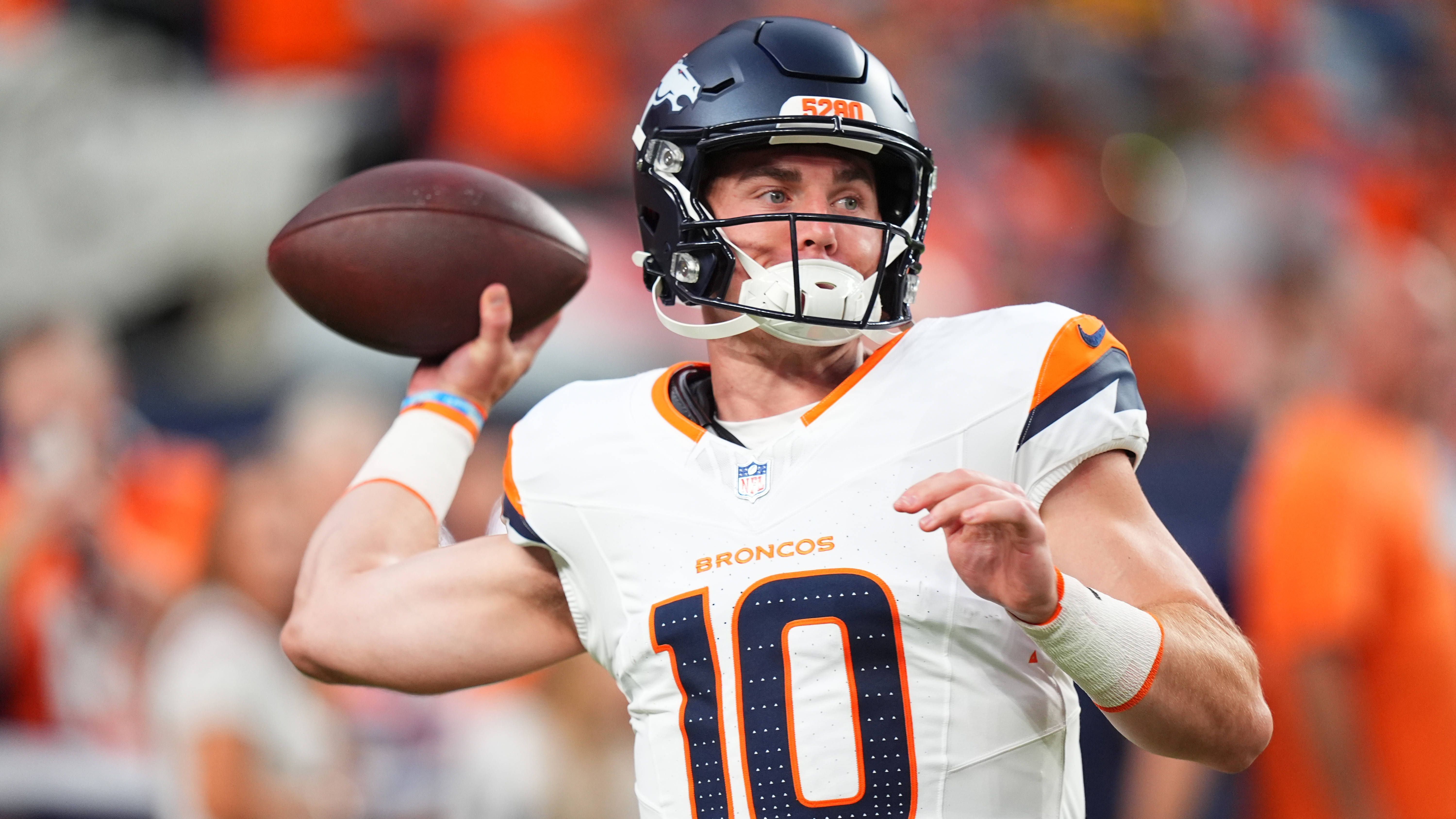 <strong>Denver Broncos</strong><br>Die Entscheidung bei den Broncos ist gefallen: Bo Nix, den die Broncos im Draft als zwölften Pick ausgewählt haben, wird nach überzeugenden <a href="https://www.ran.de/sports/american-football/nfl/news/nfl-leistungen-der-rookie-quarterbacks-in-preseason-woche-zwei-420244">Auftritten in der Preseason</a> direkt zum Starter in "Mile High". Dies gab Head Coach Sean Payton bekannt. Zuvor machte ein "inoffizielles Depth Chart" die Runde, das Jarrett Stidham als Starting-QB und Zach Wilson als dessen Backup ausgewiesen hatte.<br>• Starter: Bo Nix (im Bild)<br>• Backup: Jarrett Stidham, Zach Wilson