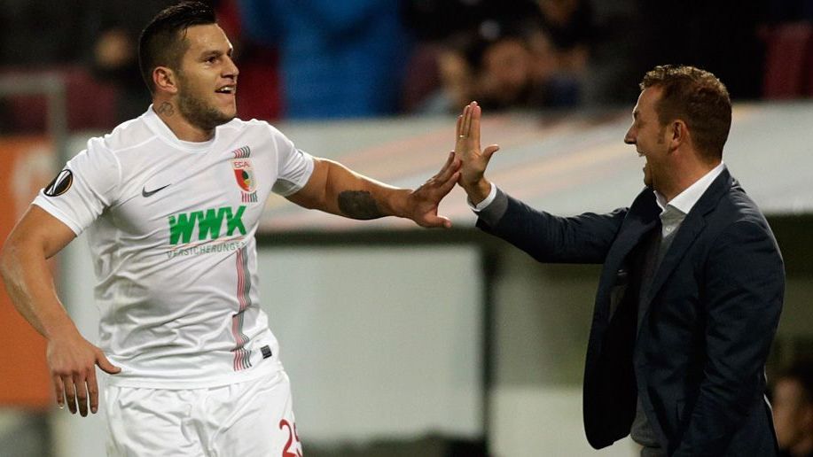 <strong>FC Augsburg: Raul Bobadilla</strong>
<br>"Einer der wichtigsten Transfers für den FC Augsburg war wahrscheinlich der Transfer von Raul Bobadilla im Jahr 2013. Bobadilla, ein argentinischer Stürmer, kam von den Grasshopper Zürich nach Augsburg und spielte eine entscheidende Rolle in der erfolgreichen Saison 2014/2015, in der der Verein erstmals die Qualifikation für die UEFA Europa League erreichte."