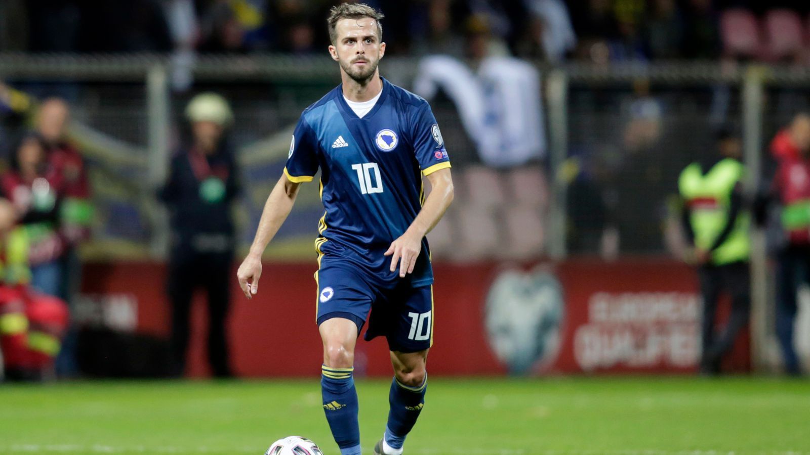 
                <strong>Miralem Pjanic (Bosnien-Herzegowina) </strong><br>
                Trotz großer Namen im Team, wie Barca-Profi Miralem Pjanic, hat Bosnien-Herzegowina nun endgültig die EM 2021 verpasst. Die Mannschaft von Coach Dusan Bajevic verlor in den EM-Quali-Playoffs zu Hause gegen Nordirland mit 4:5 nach Elfmeterschießen. Gleich zu Beginn des Elfmeterschießens übernahm Mittelfeldstratege Pjanic die Verantwortung und brachte die Bosnier in Führung. Da aber seine Landsleute Haris Hajradinovic und Edin Visca ihre Elfmeter vergaben, verpasst nun Bosnien die EM 2021. In der EM-Qualifikation wurde Bosnien in Gruppe J hinter Italien, Finnland und Griechenland nur Vierter, hätte aber durch die Erfolge in der Nations League quasi durch die Hintertüre noch zu einem EM-Ticket kommen können. 
              