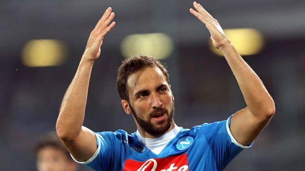 
                <strong>Gonzalo Higuain (SSC Neapel)</strong><br>
                Platz 2: Gonzalo Higuain - Nicht beklagen darf sich Neapels Argentinier Higuain. Der frühere Angreifer von Real Madrid verdient angeblich 5,5 Millionen Euro per anno. Damit lässt es sich leben, selbst, wenn es für seinen Klub erneut nicht für die Königsklasse gelangt hat.
              