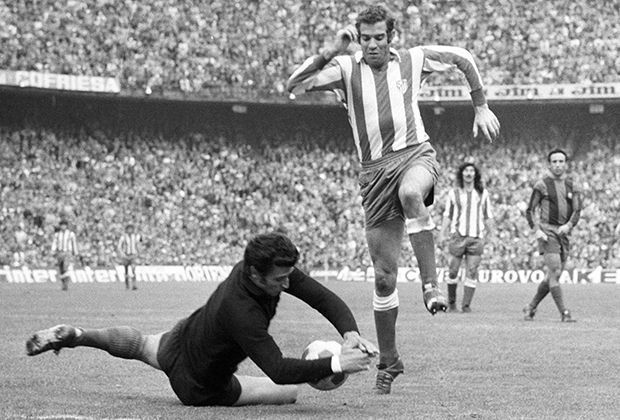 
                <strong>Atletico Madrid: Luis Aragones (154 Tore)</strong><br>
                Zum Star wurde Luis Aragones bei Atletico Madrid, für das er von 1964 bis 1974 auflief und so viele Tore schoss wie kein anderer vor und nach ihm: In 322 Partien traf er 154 Mal. Aragones wurde als Trainer 2008 Europameister mit Spanien. Er starb im Februar 2014.
              