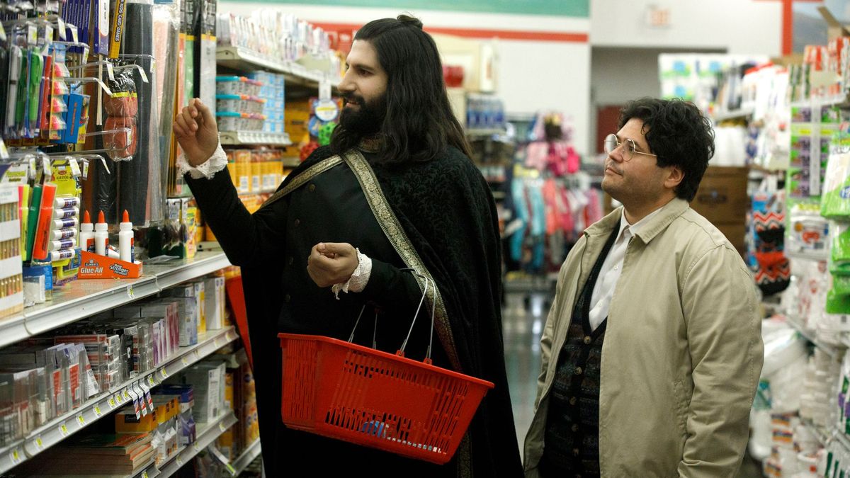 "What We Do in the Shadows" begleitet den Vampir Nandor (l.), seine Freund:innen und deren Diener Guillermo in ihrer skurrilen WG im modernen New York