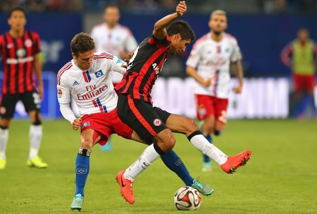 
                <strong>Der Torlos-Rekord: Hamburger SV</strong><br>
                Nicolai Müller (li.) beendet die lange Torflaute des Hamburger SV mit seinem Treffer in der 58. Minute. Den Bundesliga-Negativrekord hat der HSV aber bereits nach 25 Spielminuten aufgestellt, als sie exakt 475 Minuten kein Saisontor erzielen. 
              