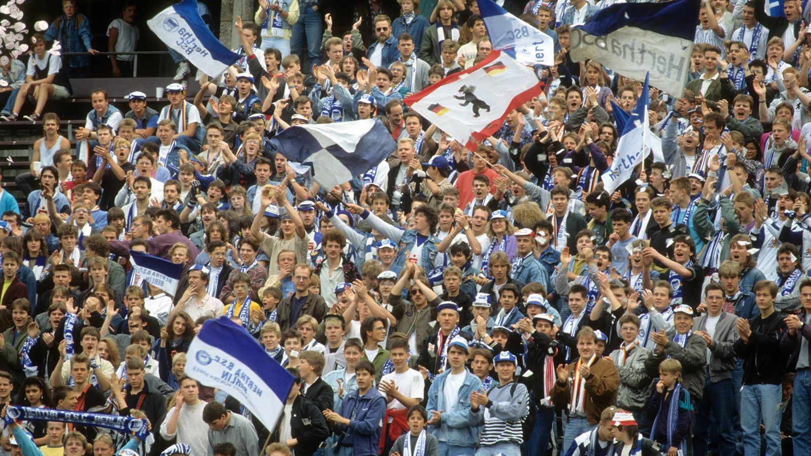 
                <strong>Hertha BSC & 1. FC Union Berlin</strong><br>
                Die wenigen sportlichen Höhepunkte wurden gemeinsam gefeiert. Als Hertha 1979 im UEFA-Pokal nach Prag reiste, begleiteten mehrere tausend Unioner die "Alte Dame". In West-Berlin schallte es regelmäßig durchs Olympiastadion: "Wir halten zusammen wie der Wind und das Meer - die blau-weiße Hertha und der FC Union." Nach dem Mauerfall trafen sich die Teams vor 50.000 Fans im Olympiastadion zum "Wiedervereinigungsspiel". Durch den Aufstieg Unions werden Stimmen lauter, die alte Freundschaft neu aufleben zu lassen. Ganz passend, 30 Jahre nach dem Fall der Mauer.
              