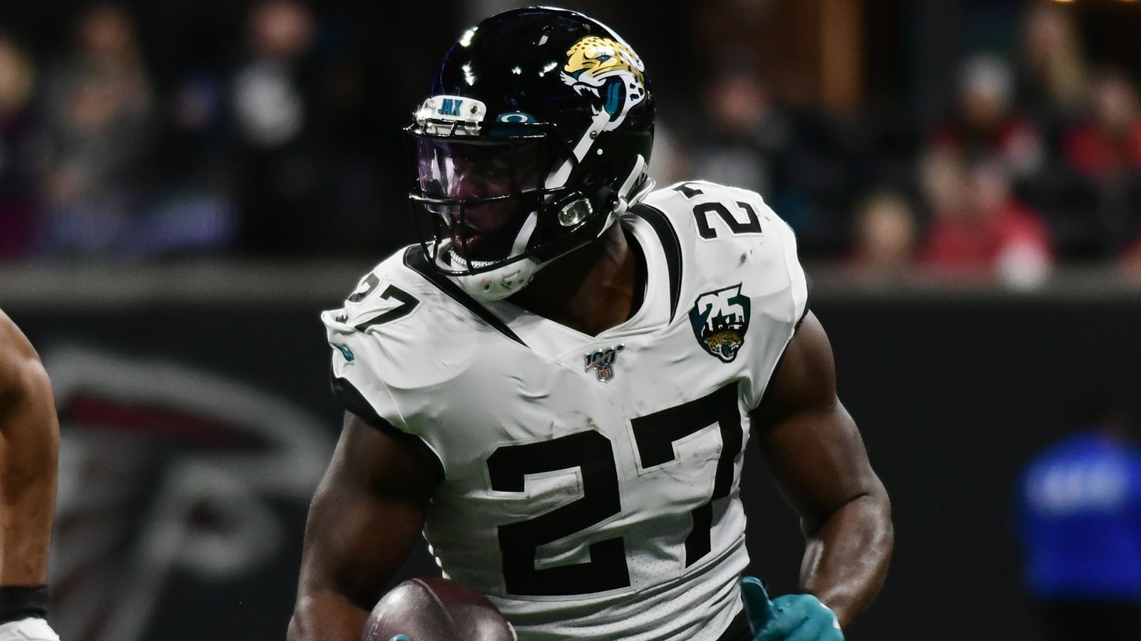 
                <strong>Leonard Fournette (Jacksonville Jaguars) </strong><br>
                Leonard Fournette, der Nummer-4-Pick aus dem Jahre 2017, hatte vergangene Spielzeit seine effektivste Saison. Der 25-Jährige erlangte 1152 Rusing-Yards und 522 Receiving-Yards. Der Running Back blickt dem letzten Jahr seines Rookie-Vertrags entgegen und verdient in der Saison 2020 ordentliche 4,167 Millionen Dollar. Die Jaguars hätten bis zum 3. Mai die Gelegenheit, für Fournette die Fifth-Year-Option zu ziehen. Laut "ESPN" wird die Franchise aus Florida dies allerdings nicht tun. Das bedeutet: Fournette muss kommende Saison abliefern, um sich für einen fetten Vertrag zu empfehlen.
              