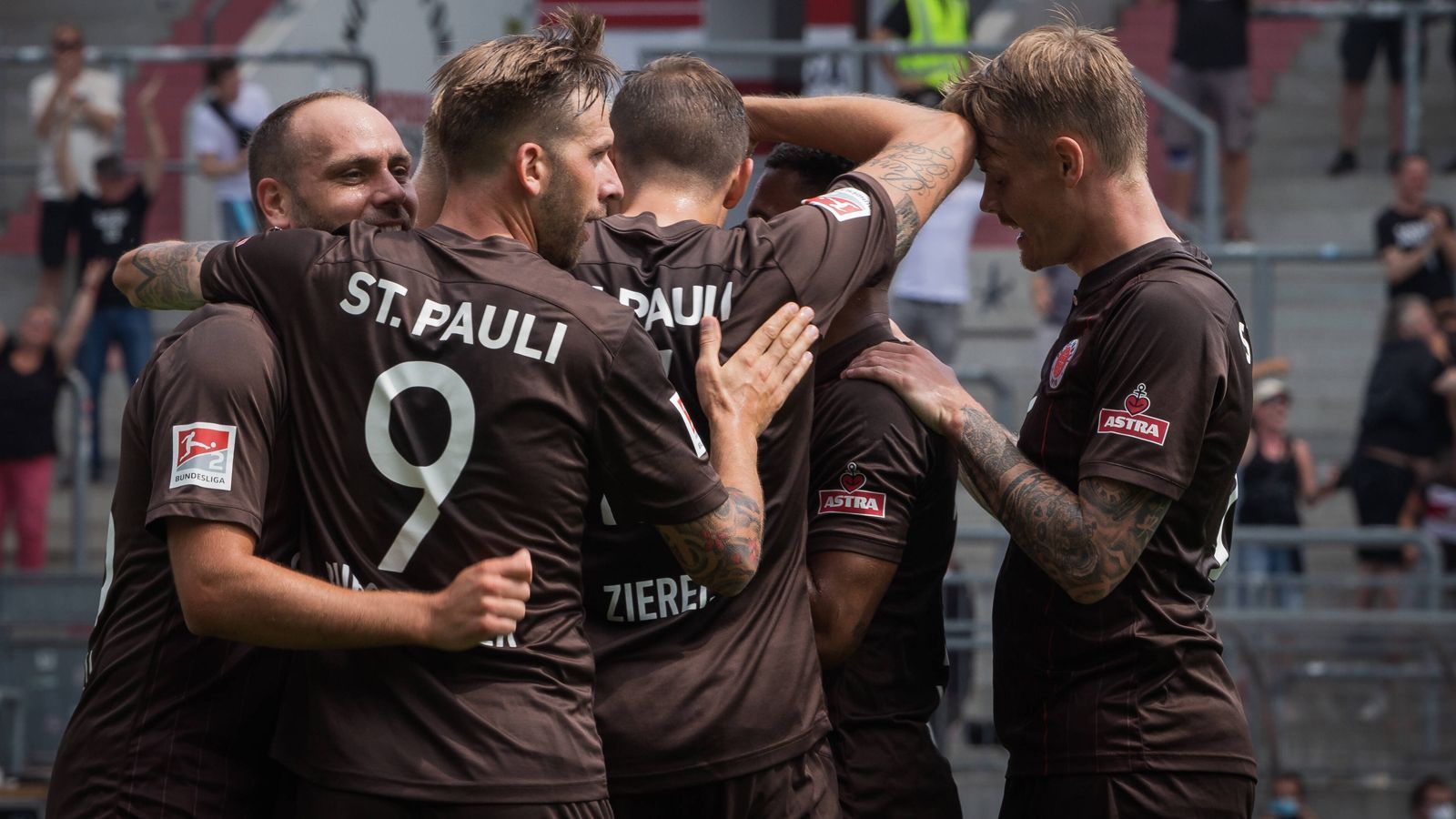 
                <strong>Platz 1: FC St. Pauli</strong><br>
                Zweitliga-Spiele: 867 - Zweitliga-Saisons: 25 - Punkte: 1.244 -Der Verein spielt in der Saison 2021/22 in der 2. Bundesliga
              