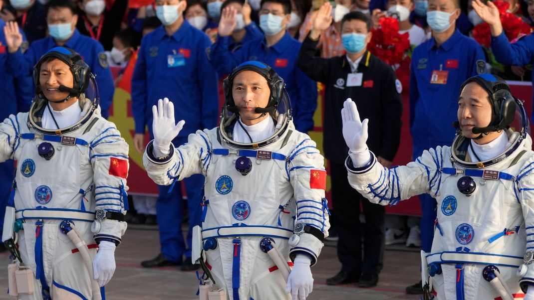 Die chinesischen Astronauten der "Shenzhou 16"-Mission (von links nach rechts), Gui Haichao, Zhu Yangzhu und Jing Haipeng lösen die aktuelle Besatzung der chinesischen Raumstation "Tiangong" (Himmelspalast) ab.&nbsp;