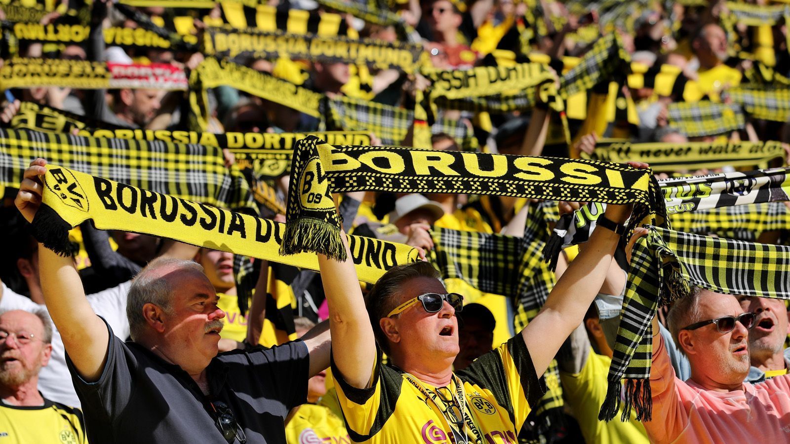 
                <strong>Borussia Dortmund</strong><br>
                Mitgereiste Fans im Schnitt: 6.835Mitgereiste Fans insgesamt: 116.200Höchstzahl: 20.000 in BerlinTiefstzahl: 3.000 in Freiburg
              