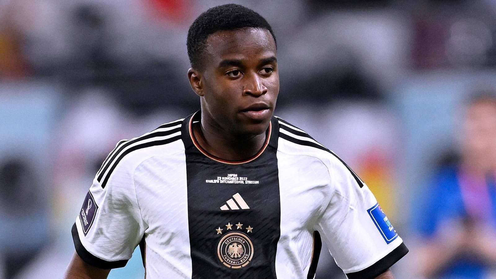 
                <strong>Youssoufa Moukoko</strong><br>
                Stürmer-Juwel Youssoufa Moukoko erlebt gegen Israel einen Abend zum Vergessen. Der Dortmunder verschießt nach wenigen Minuten einen Foulelfmeter und findet auch danach nicht mehr so richtig ins Spiel. Beim vermeintlichen 2:1 durch Vagnoman steht Moukoko zudem im Abseits, weshalb der Treffer aberkannt wird. In der 55. Minute vergibt er auch noch recht freistehend eine Topmöglichkeit. ran-Note: 5.
              