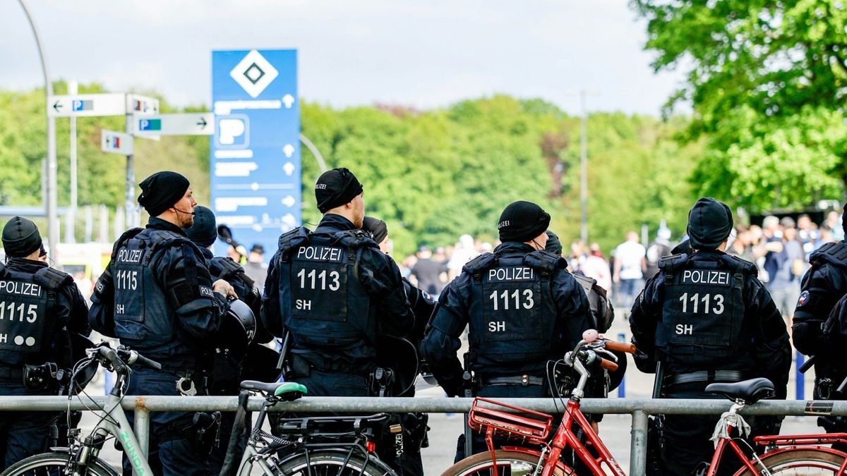 Polizisten vor dem Hamburger Volksparkstadion