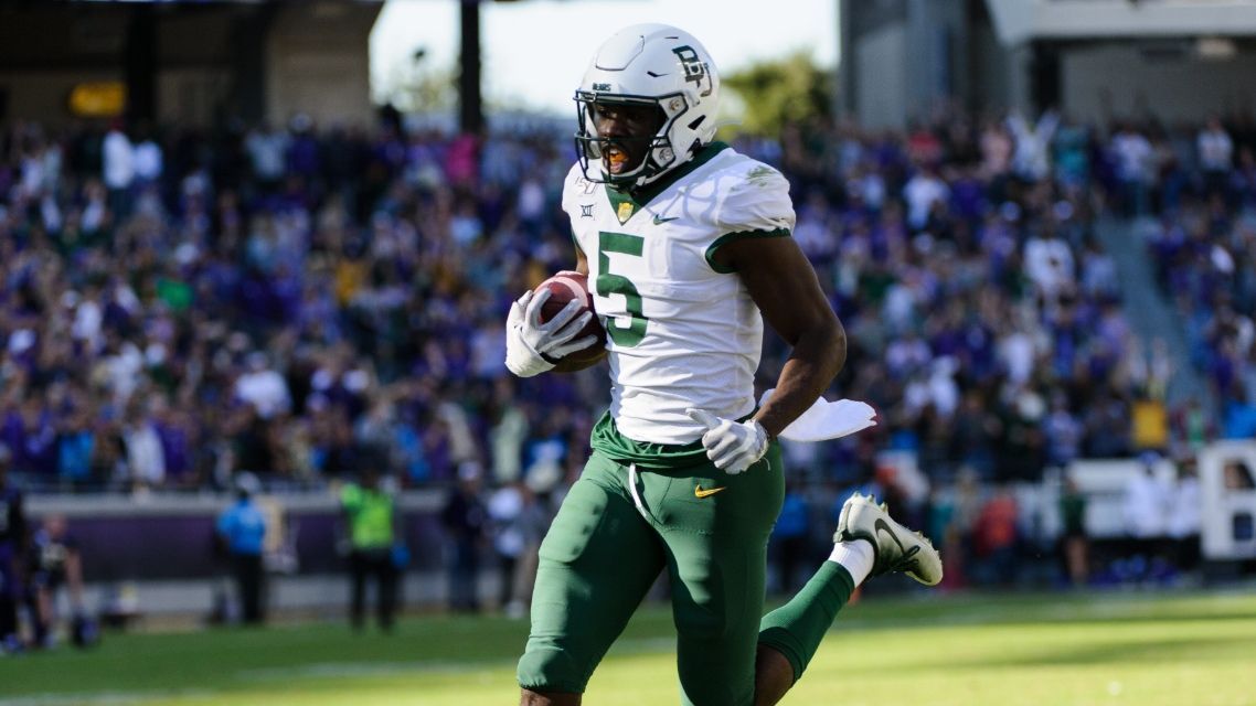 
                <strong>Denzel Mims: Green Bay Packers (Pick 30) </strong><br>
                Die Möglichkeit, in Zukunft Bälle von Aaron Rodgers zu fangen, dürfte für jeden Wide Receiver im College ein ferner Traum sein. Für Denzel Mims hingegen könnte dies bald zur Realität werden, wollten ihn die Packers in der ersten Runde draften. Auch hier hätte Green Bay noch andere Optionen zur Auswahl, doch Mims könnte zu Rodgers und den Packers passen. Besonders der große Catch-Radius von Mims sticht heraus, welcher Rodgers viele Optionen unter Druck geben sollte, um den Ball "fangbar" platzieren zu können. Das Route-Running von Sims gilt als verbesserungswürdig, doch im offensiven Scheme von Headcoach Matt Lafleur sollte sich Mims schnell zurecht finden. Zudem könnte Mims bei den Packers von Devante Adams lernen, einem der besten Receiver in der NFL.
              