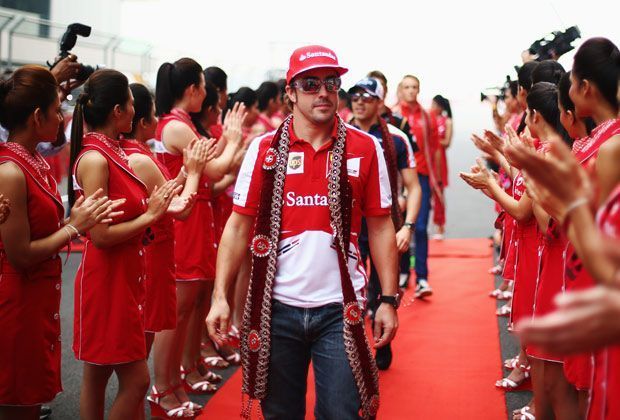 
                <strong>Alonso vor dem Start</strong><br>
                Auch vor dem Start des 16. Saison-Rennens bahnen sich die Fahrer den Weg durch die Grid Girls - Ferrari-Star Fernando Alonso nimmt es entspannt hin...
              