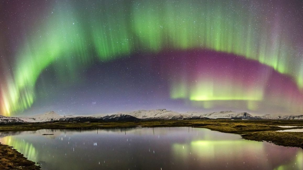 Auf der Erde sind die Polarlichter dann im hohen Norden nachts zu sehen. Sie sind umso beeindruckender, je aktiver die Sonne ist, wie hier im März 2015 über Island.