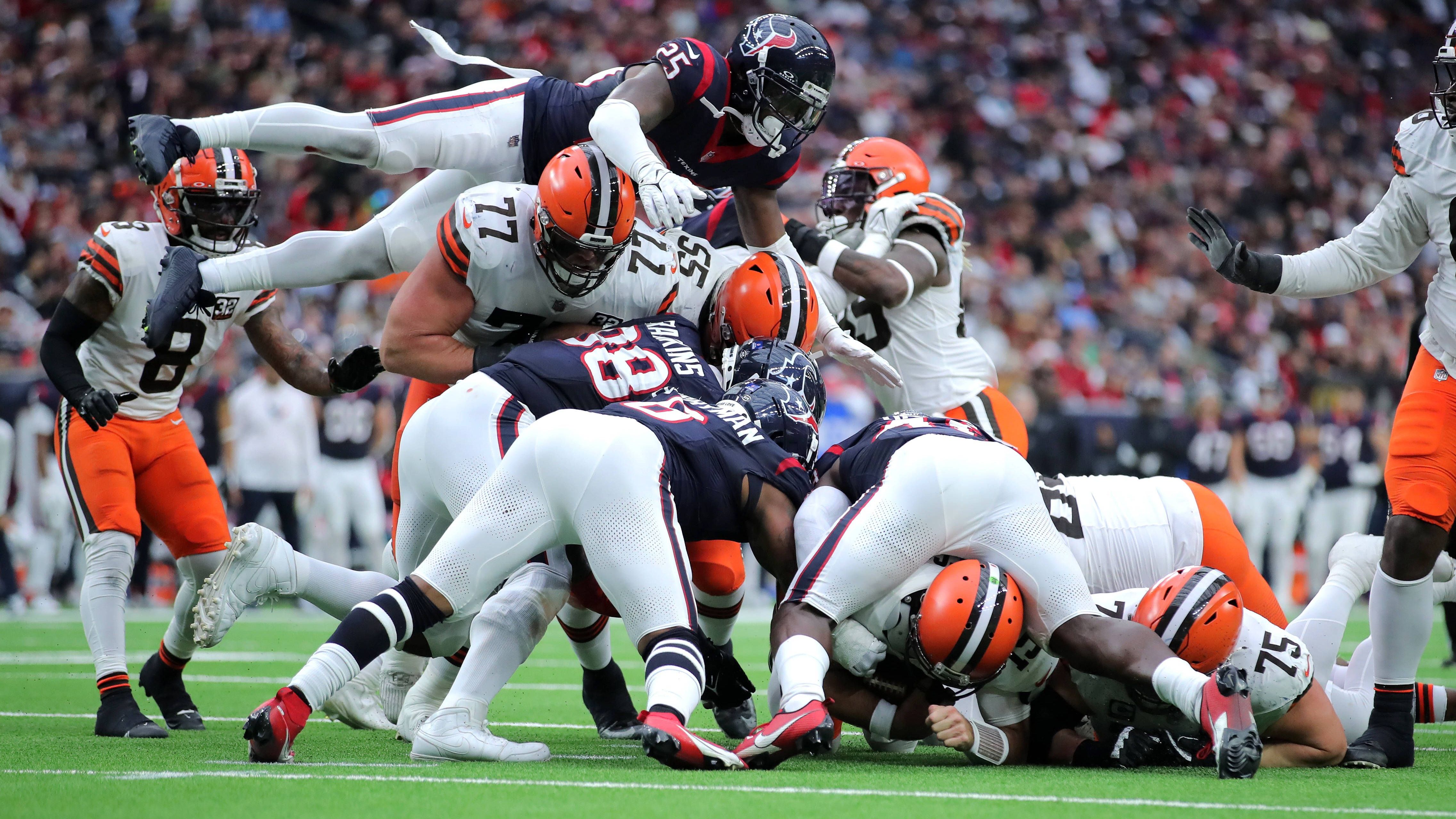 <strong>Browns @ Texans: Browns gewannen an Weihnachten</strong><br>Im ersten Matchup der Saison ist es Cleveland jedenfalls gelungen. Mit 36:22 besiegten die Browns die Texans im eigenen Stadion. Allerdings: Damals war C.J. Stroud aufgrund einer Gehirnerschütterung nicht dabei. Ryans hat also Tape von der Browns-Offense gegen sich, die Browns dagegen nichts von Stroud...