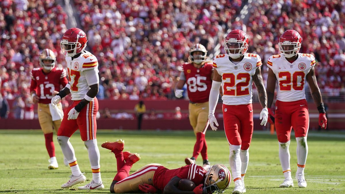 NFL, American Football Herren, USA Kansas City Chiefs at San Francisco 49ers Oct 20, 2024; Santa Clara, California, USA; San Francisco 49ers wide receiver Brandon Aiyuk (11) lays on the ground afte...