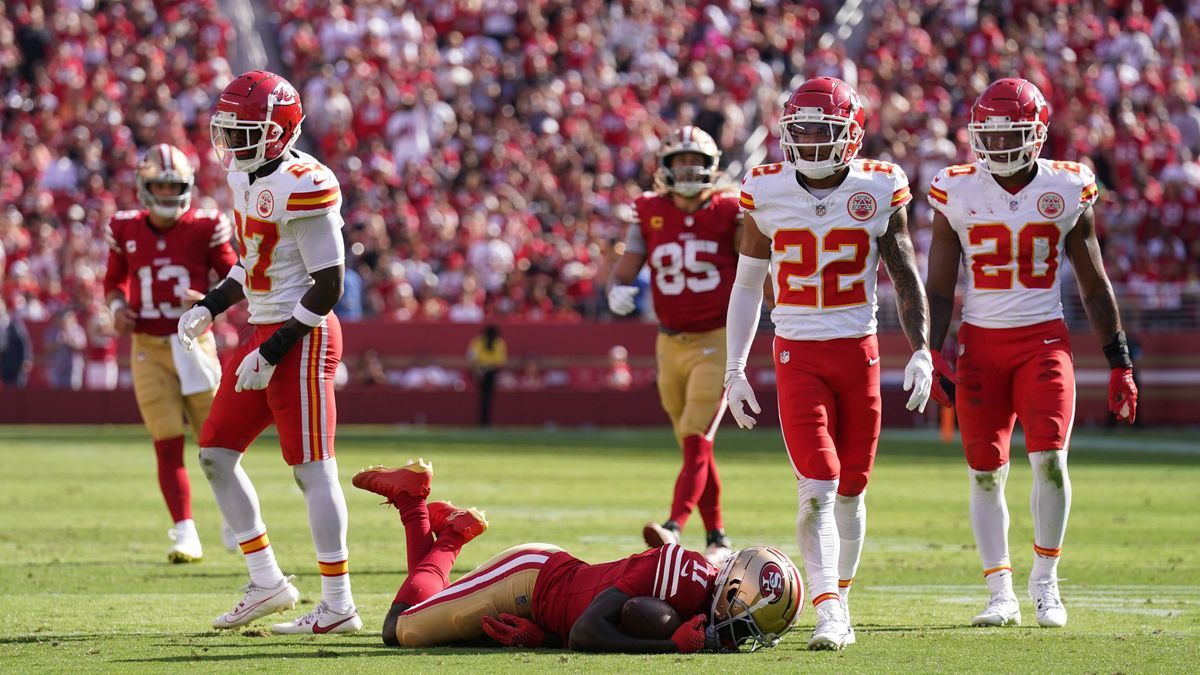 NFL, American Football Herren, USA Kansas City Chiefs at San Francisco 49ers Oct 20, 2024; Santa Clara, California, USA; San Francisco 49ers wide receiver Brandon Aiyuk (11) lays on the ground afte...