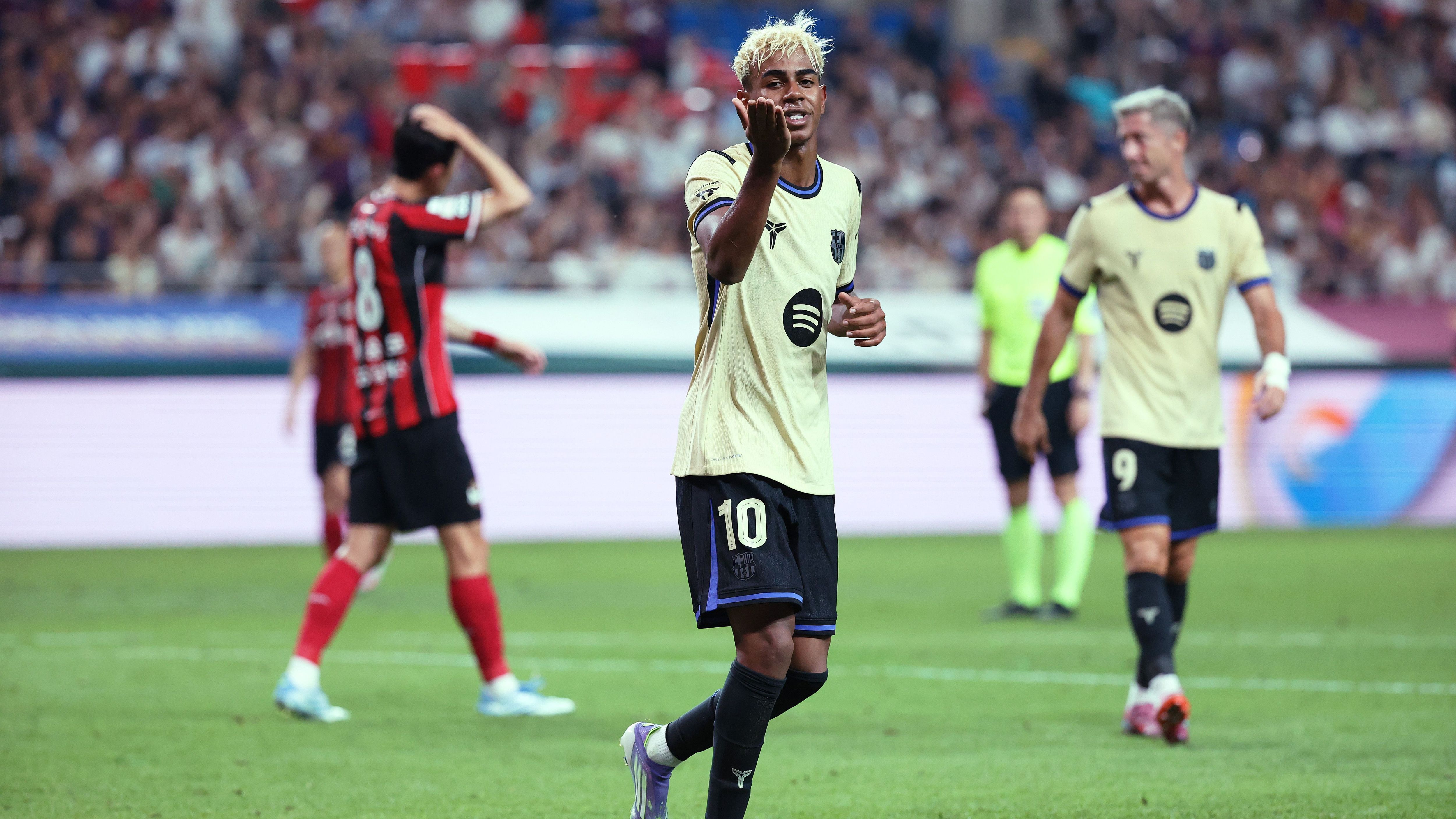 <strong>Name:&nbsp;</strong>Lamine Yamal<br><strong>Alter</strong>: 18<br><strong>Verein</strong>: FC Barcelona<br><strong>Einsätze/Tore in der Saison 2024/25:</strong> 55/18<br><strong></strong><strong>Marktwert laut transfermarkt.de:</strong>&nbsp;200 Millionen Euro